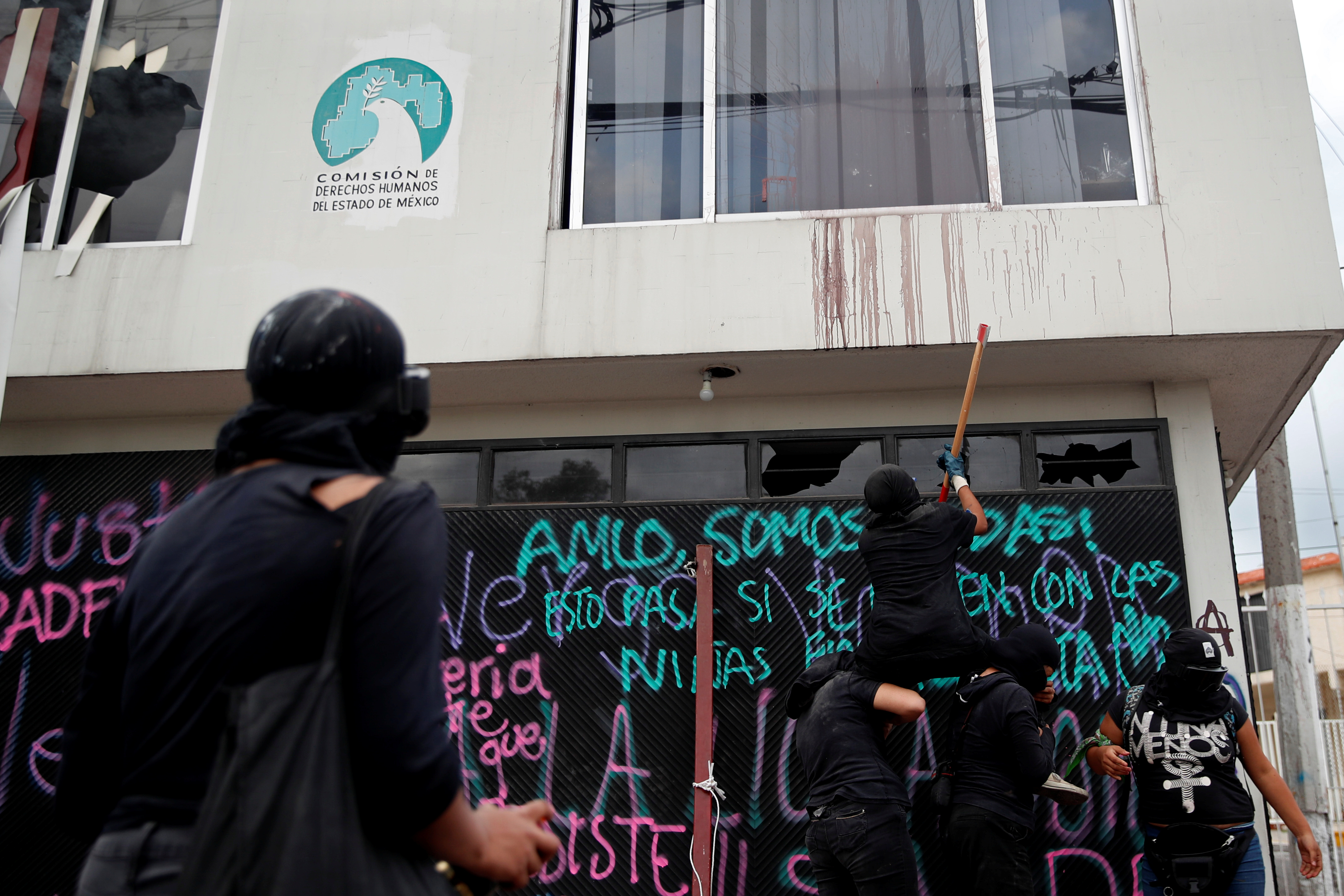 Integrantes de un colectivo feminista vandalizan las instalaciones de la comisión de derechos humanos del estado de México, en apoyo a víctimas de violencia de género, en Ecatepec, Estado de México, México 11 de septiembre de 2020.
