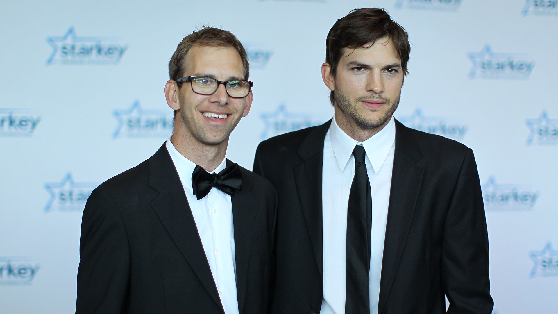 Los hermanos Michael y Ashton Kutcher (Getty Images)