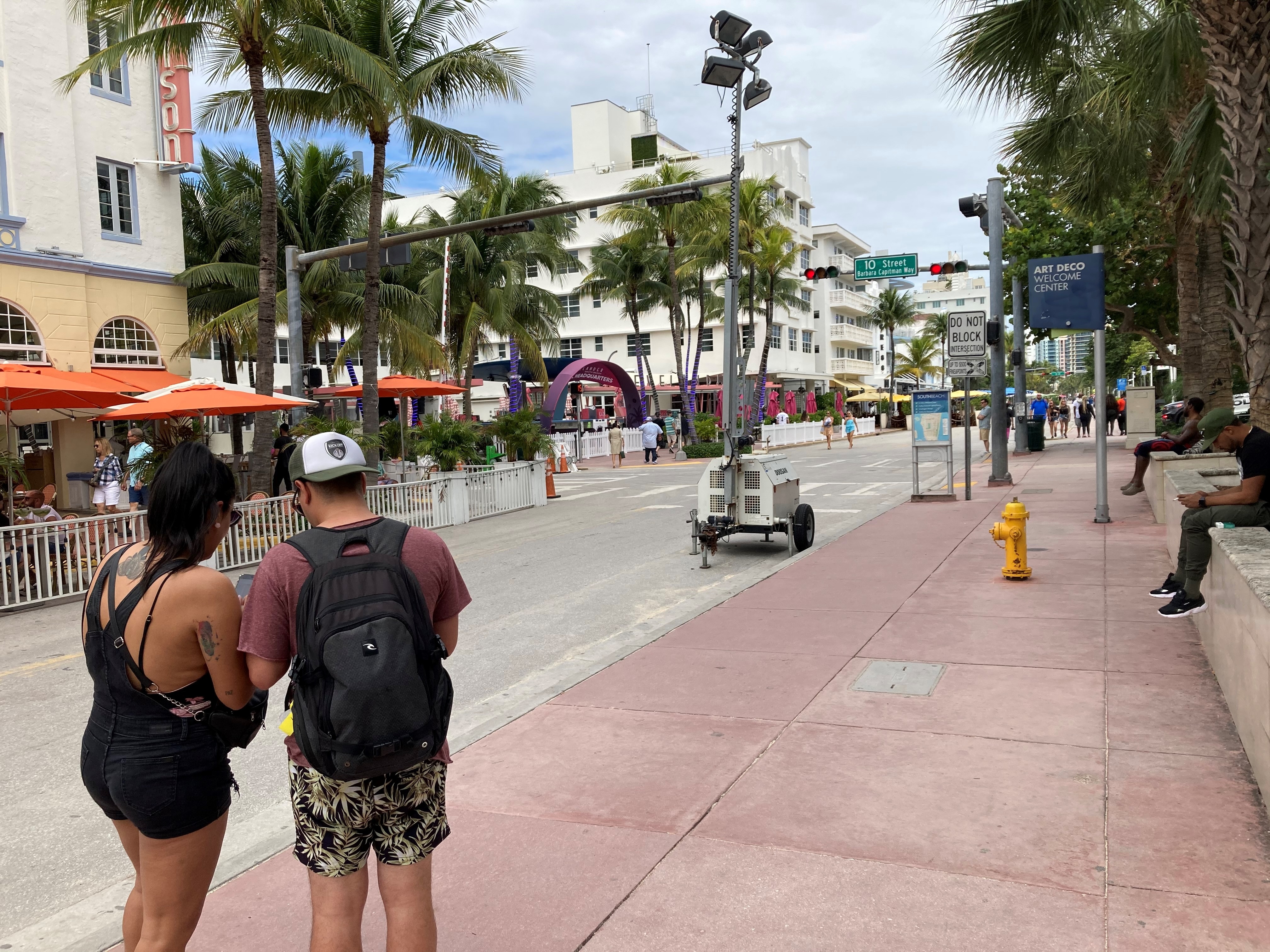 Turistas consultan un mapa en la Avenida Collins, en las calles de Miami. EFE/Ivonne Malaver
