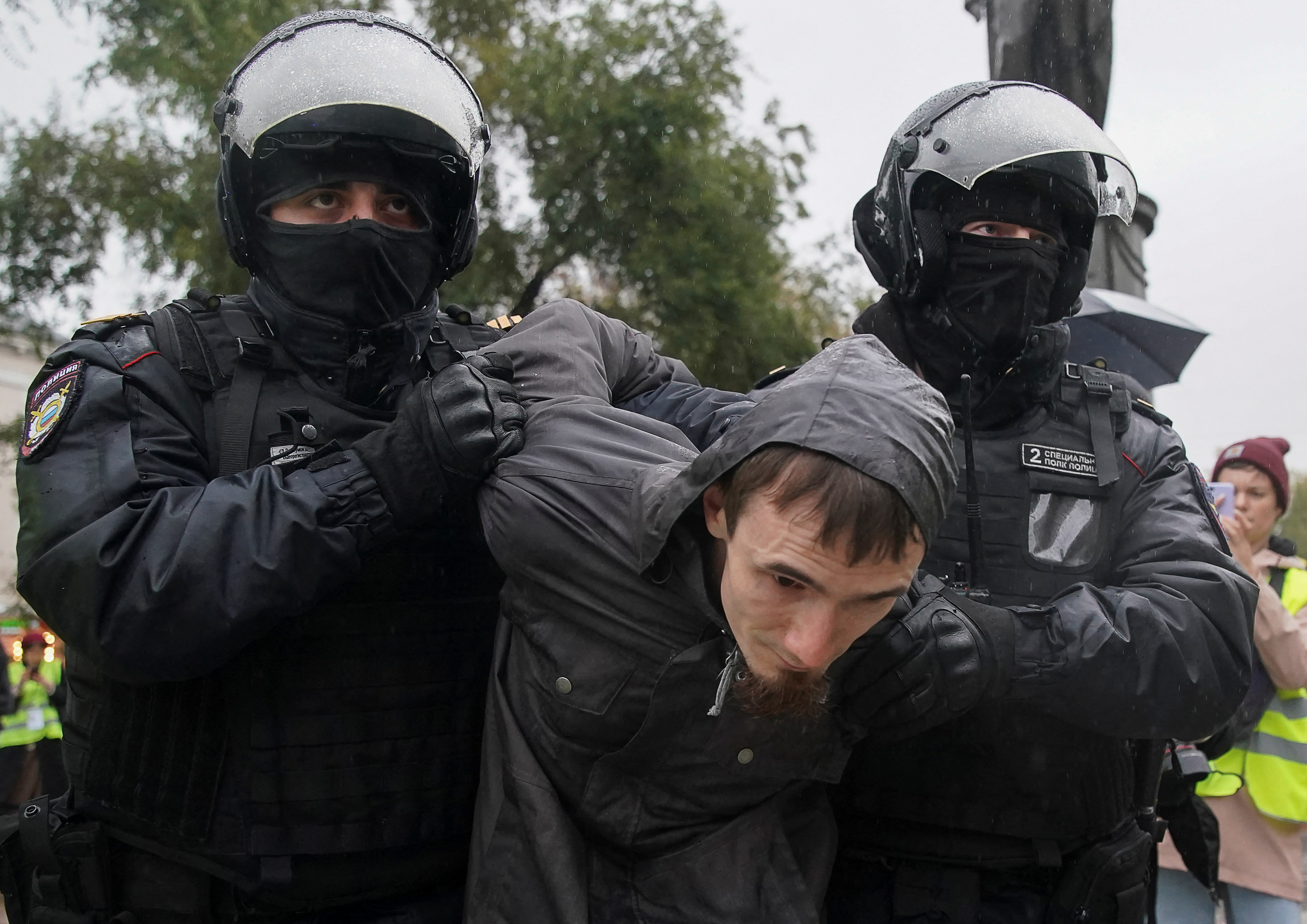 Arresto en una protesta en Moscú contra la movilización convocada por Putin (Reuters)