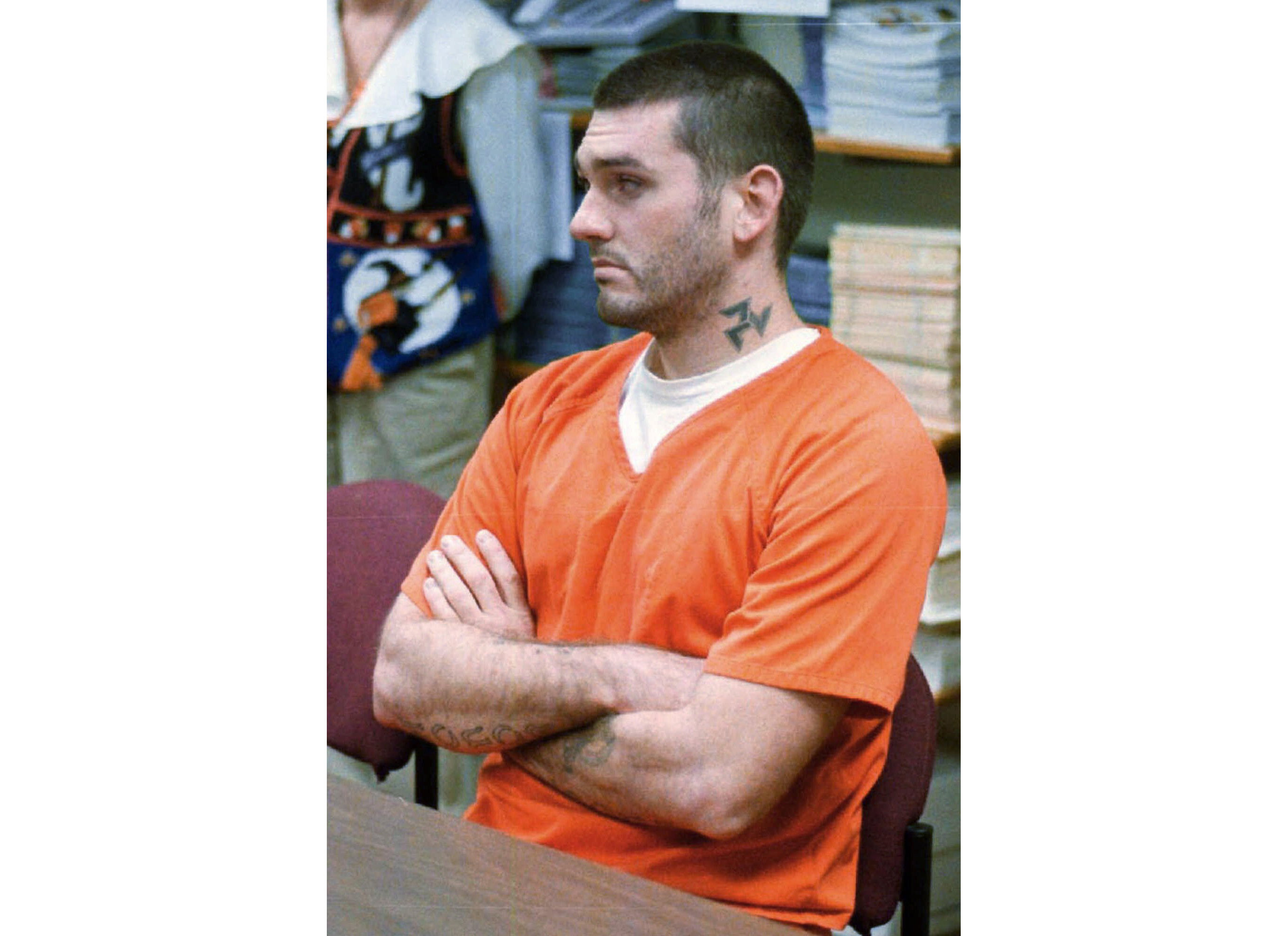 En esta foto de archivo del 31 de octubre de 1997, Danny Lee espera su audiencia de acusación por asesinato en el Centro de Detención del Condado de Pope, en Russellville, Arkansas (Dan Pierce/ The Courier, vía AP, archivo)