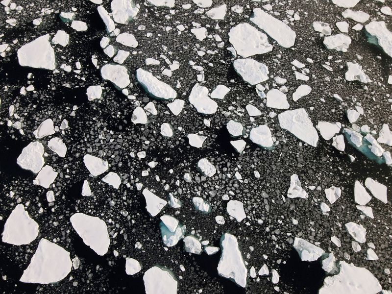 Vista aérea de placas de hielo flotando en el oceáno Ártico tomada con un dron lanzado desde el barco Arctic Sunrise de Greenpeace (REUTERS/Natalie Thomas)