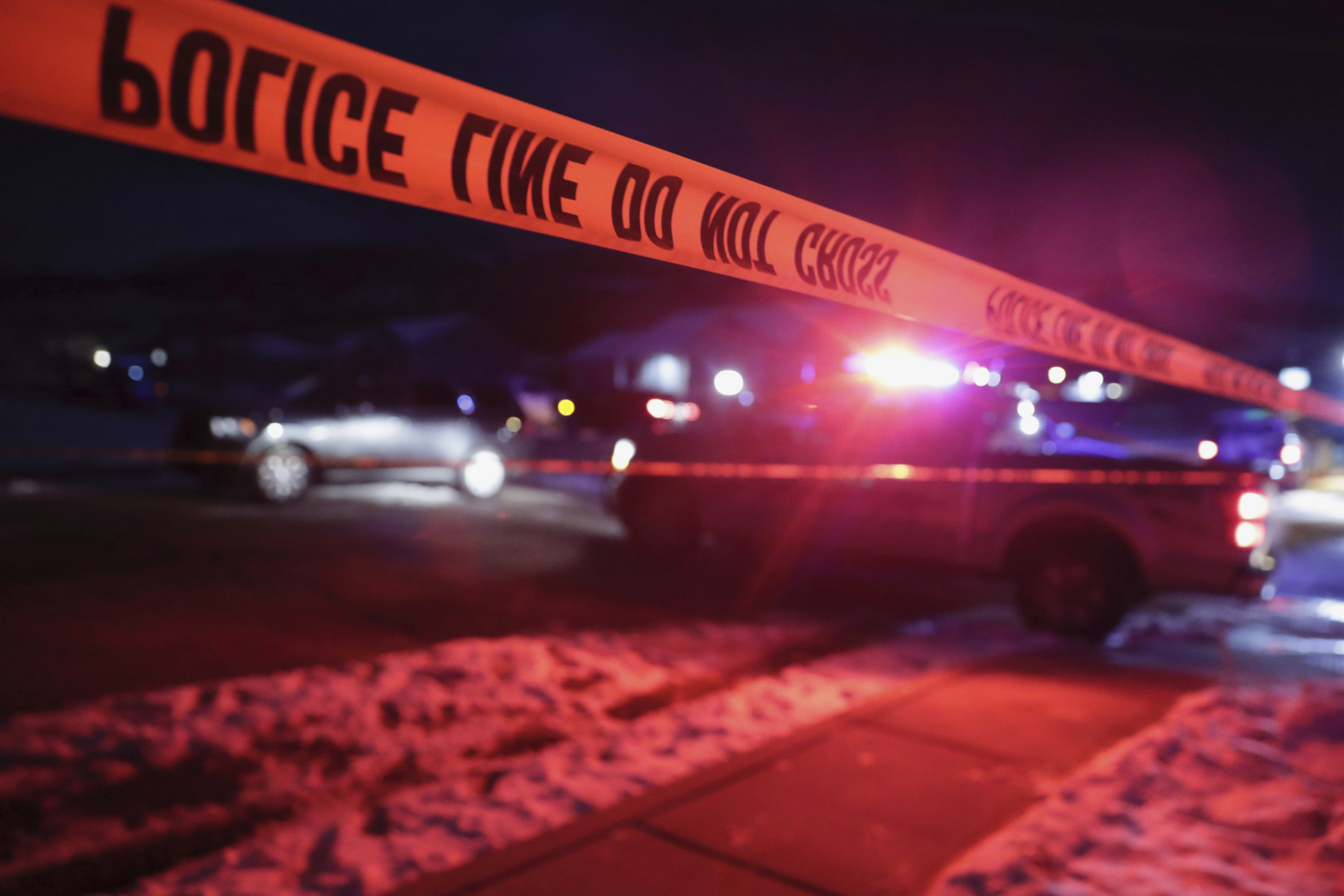Cinta policial rodea la escena del crimen en Enoch, Utah, donde ocho miembros de una familia fueron encontrados con heridas de bala, el miércoles 4 de enero de 2023. (Ben B. Braun/The Deseret News vía AP)
