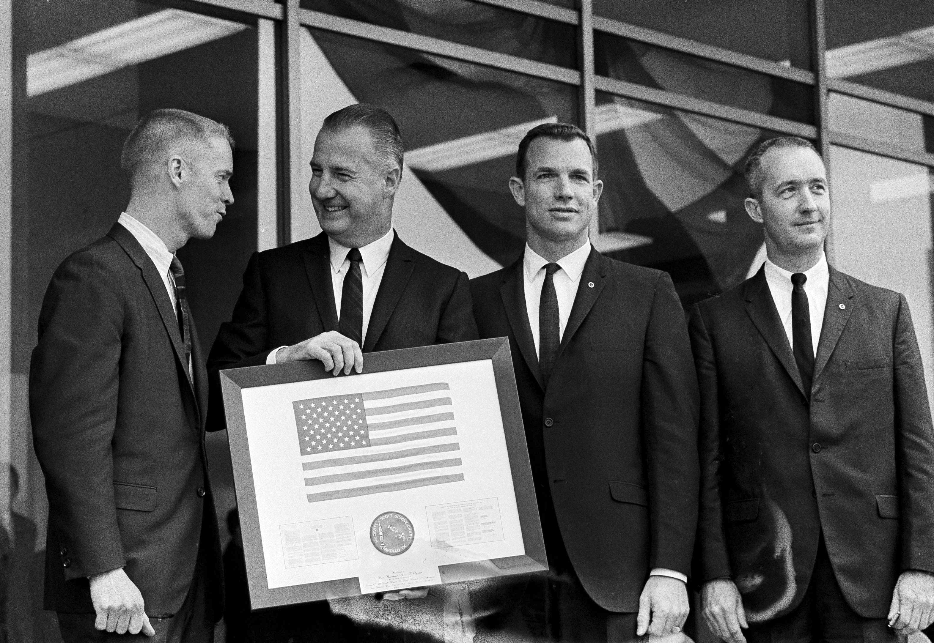  El vicepresidente Spiro Agnew sostiene una bandera estadounidense enmarcada, que le entregó la tripulación del Apolo 9, mientras posa con los astronautas el 26 de marzo de 1969 en Washington. Desde la izquierda: Russell Schweikart, Agnew y Air Force Cols. David Scott y James McDivitt. (Foto AP/Harvey Georges, archivo)
