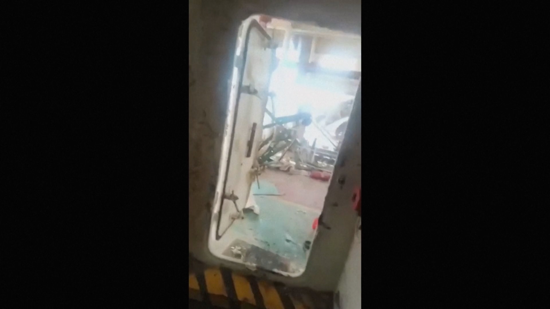 Los videos que muestran cómo quedó el buque tras el ataque que dejó un muerto en el estrecho de Ormuz