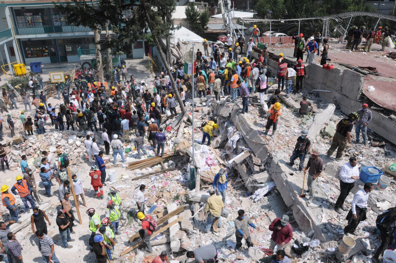 CIUDAD DE MÉXICO, 19SEPTIEMBRE2017.- Decenas de personas entre cuerpos de rescate y sociedad en general ayudan en las labores de rescate entre los escombros de edificios que colapsaron tras el fuerte sismo de 7.1 grados en escala de richter que se registró esta tarde en la Ciudad de México. En la imagen, una fábrica de 4 pisos sobre la calle Bolívar colapsó y varias personas quedaron sepultadas. FOTO: DIEGO SIMÓN SÁNCHEZ /CUARTOSCURO.COM