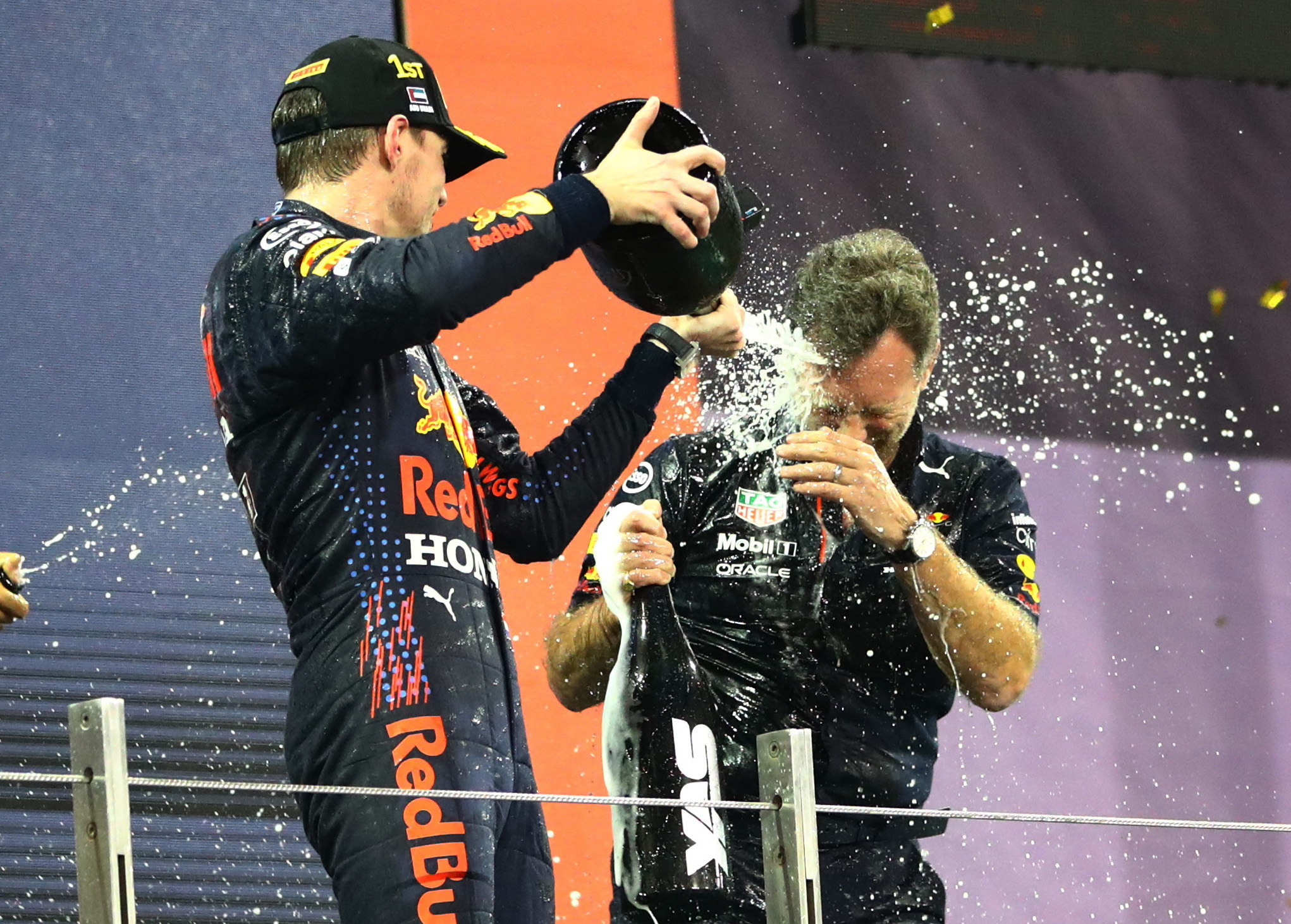 Verstappen festejón con Horner en el podio 