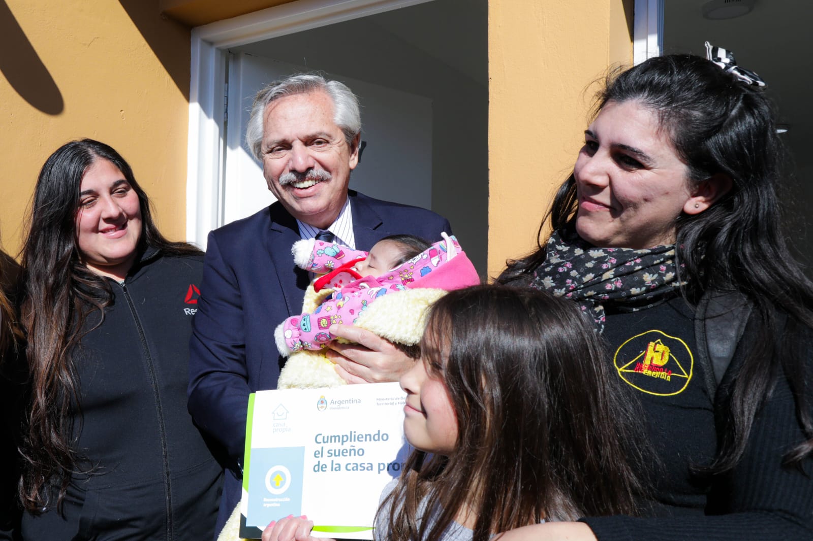 El presidente Alberto Fernández encabezó la entrega de viviendas en el barrio Isla Maciel de Dock Sud, en el partido bonaerense de Avellaneda. 