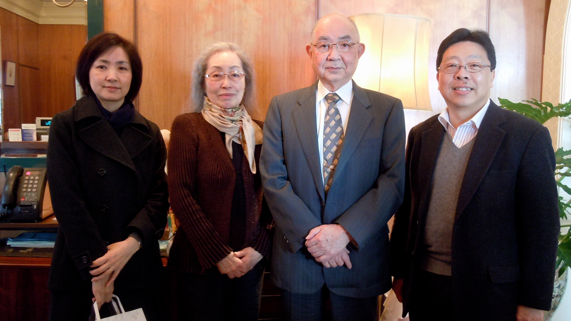 Alberto Matsumoto junto a su mujer y sus suegros, en 2012