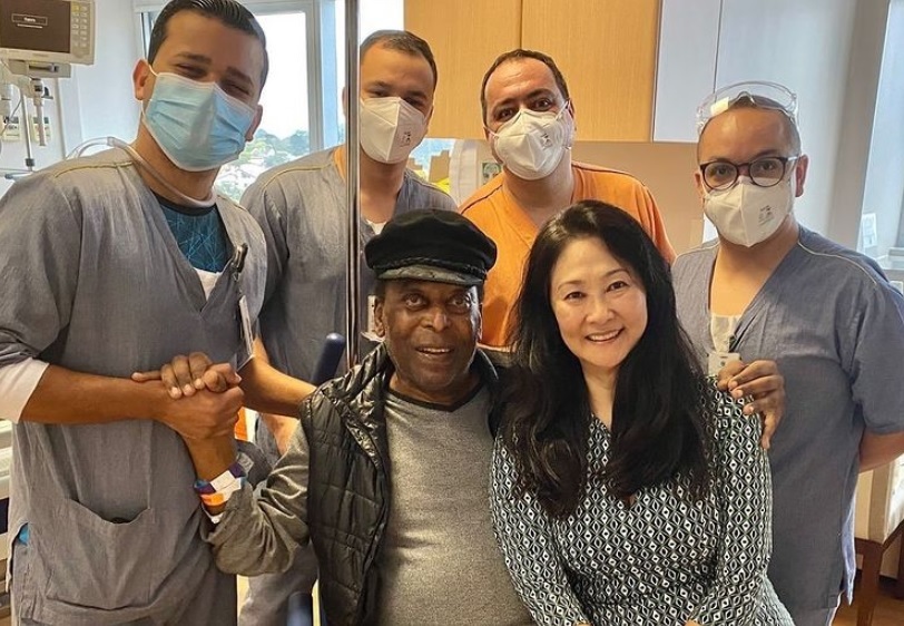 Pelé suele visitar al hospital para seguir con su tratamiento tras la extirpación de un tumor en el colon (Foto: @PELE)

