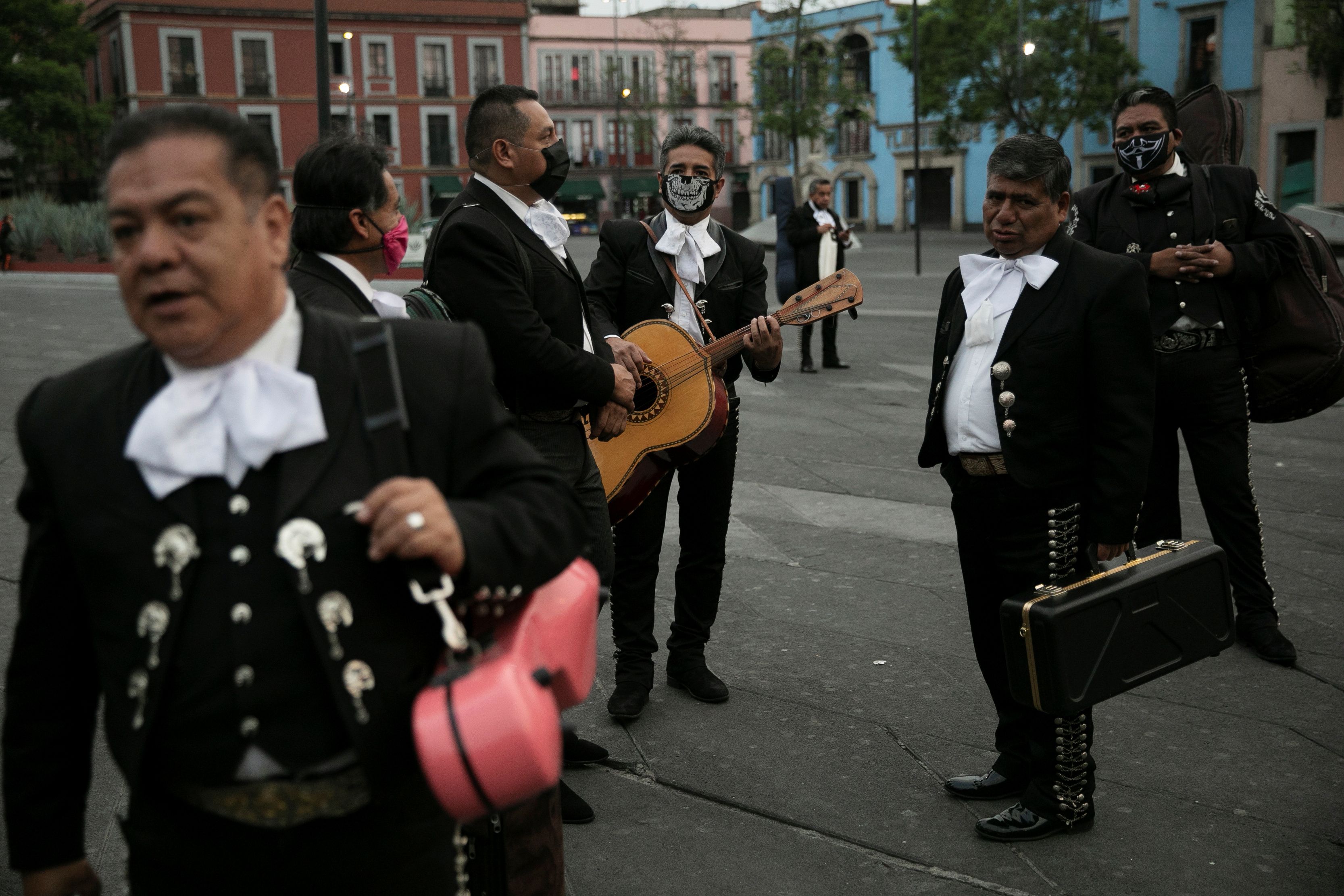Мариачи ждут клиентов на Plaza Garibaldi, протестуя против того, чтобы им разрешили выступить на этом месте и получить доступ к государственной финансовой помощи, поскольку музыкальные выступления, которые являются их основным источником дохода, пострадали из-за продолжающейся вспышки коронавирусной болезни (COVID -19), в Мехико, Мексика, 14 мая 2020 г. REUTERS/Carlos Jasso