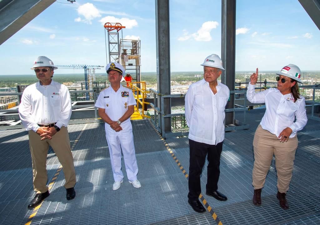 El presidente López Obrador inauguró la primera etapa de la nueva refinería (Foto: Twitter/@Claudiashein)