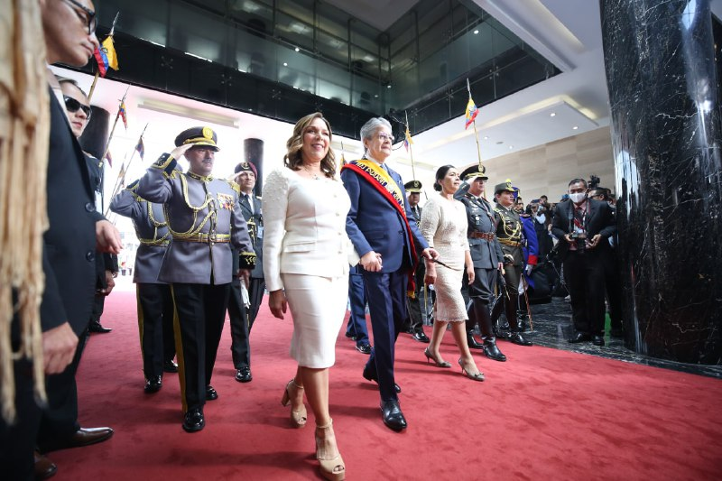 El presidente Guillermo Lasso llegó a la Asamblea Nacional acompañado por su esposa María de Lourdes Alcívar. Fue recibido por la presidenta del Congreso, Guadalupe Llori.