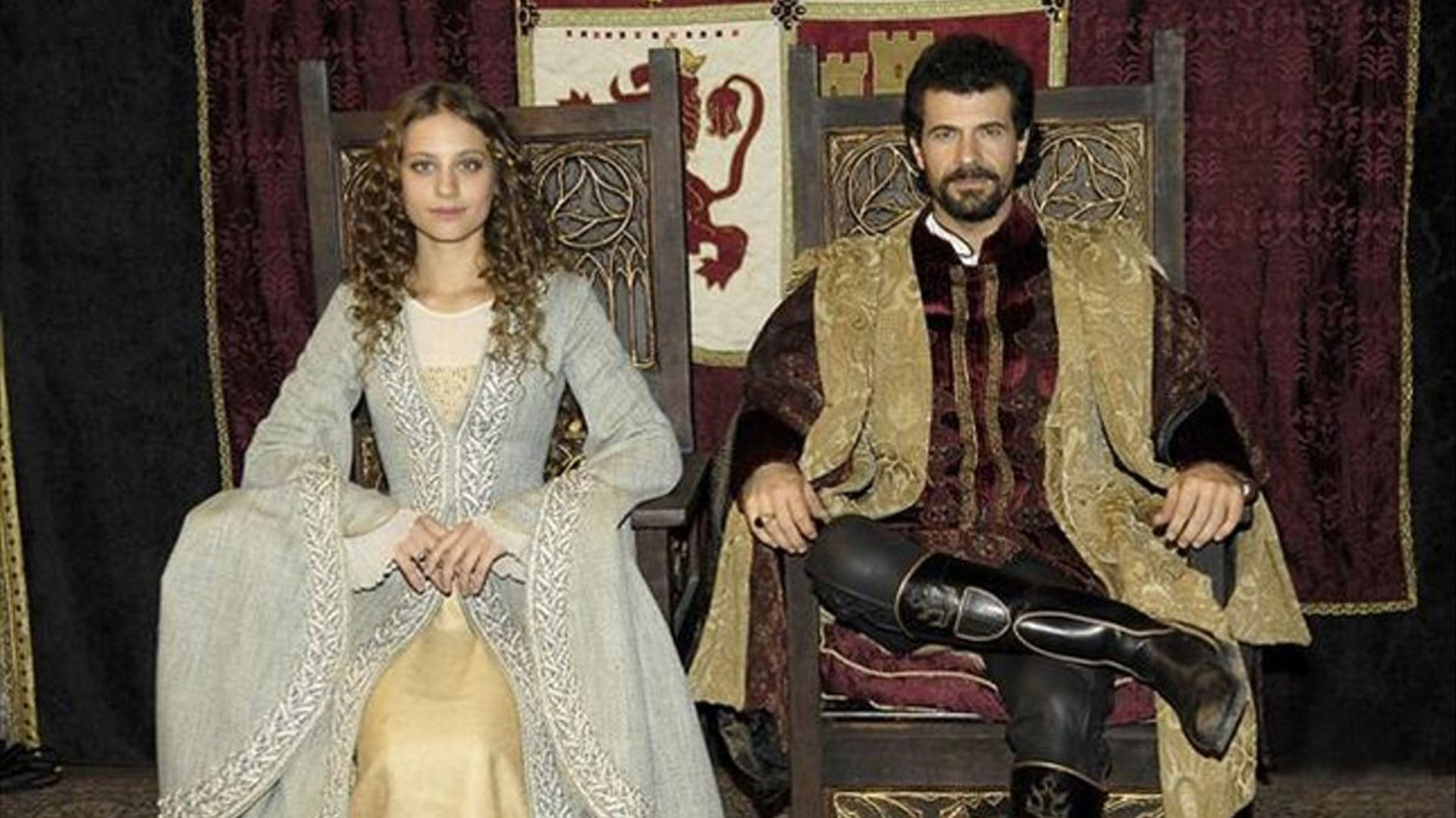 Michelle Jenner y Rodolfo Sancho, en los roles de Isabel y Fernando, los Reyes Católicos, en la serie "Isabel" de la TVE