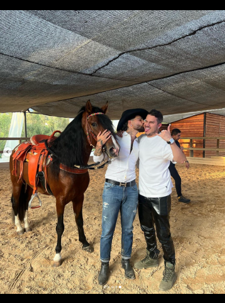 Pipe Bueno acompañó en su cumpleaños a Maluma, con emotivo mensaje y un beso en la mejilla, además, de un recorrido a caballo. @pipebueno/Instagram