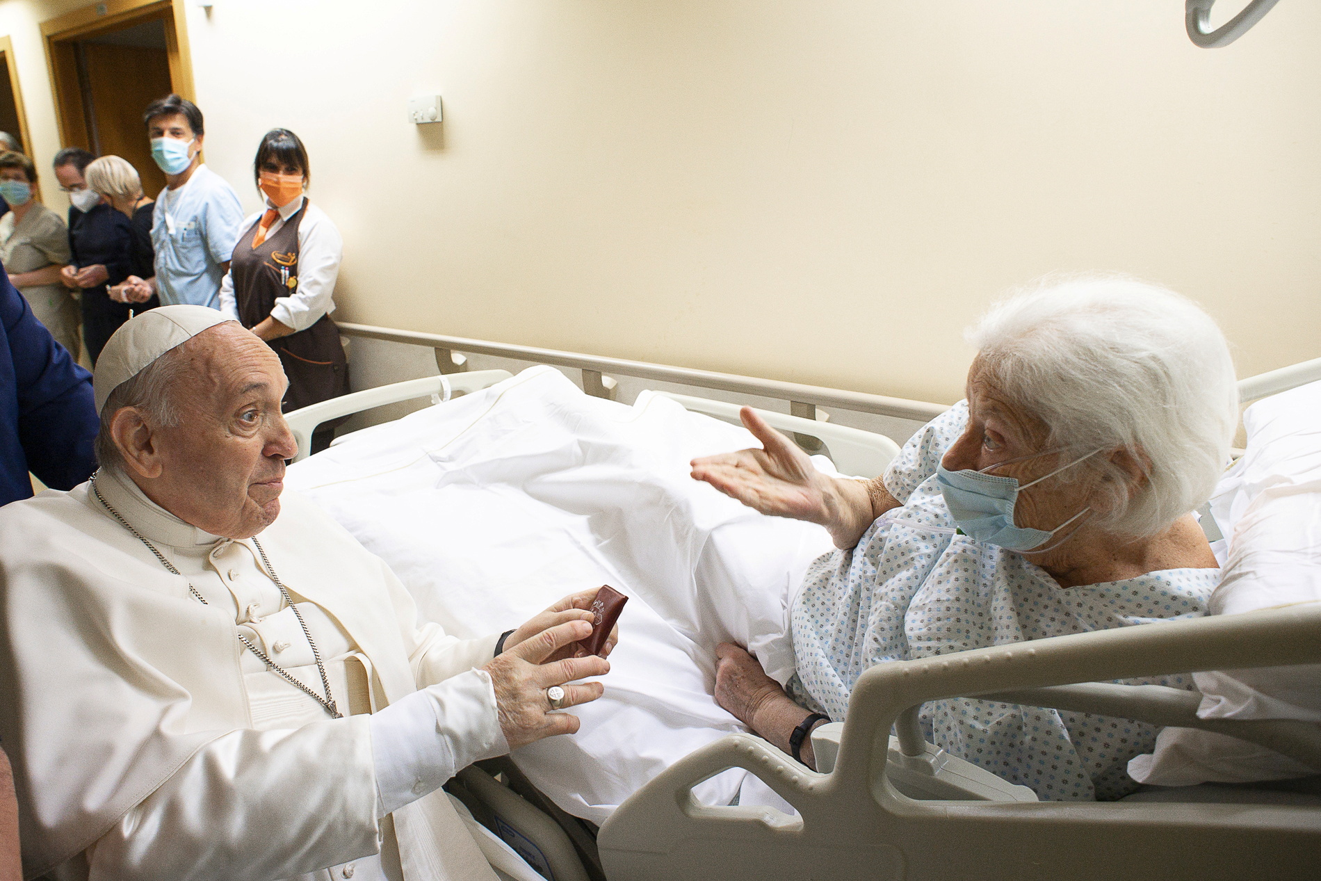 El pontífice también visitó a algunos de los pacientes ingresados (Vatican Media via REUTERS)