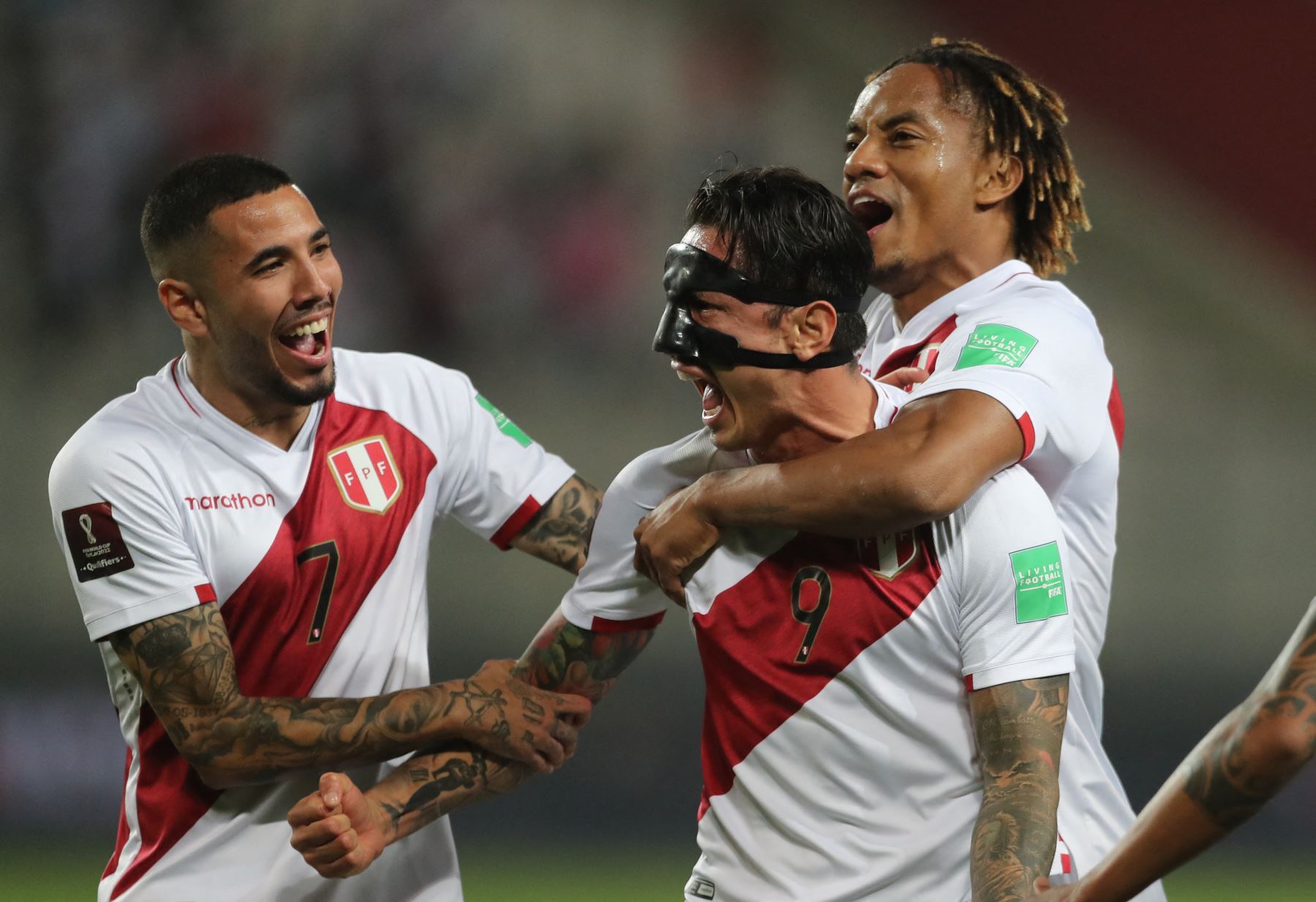 Hinchas peruanos intentan conseguir entradas para el Perú vs. Uruguay