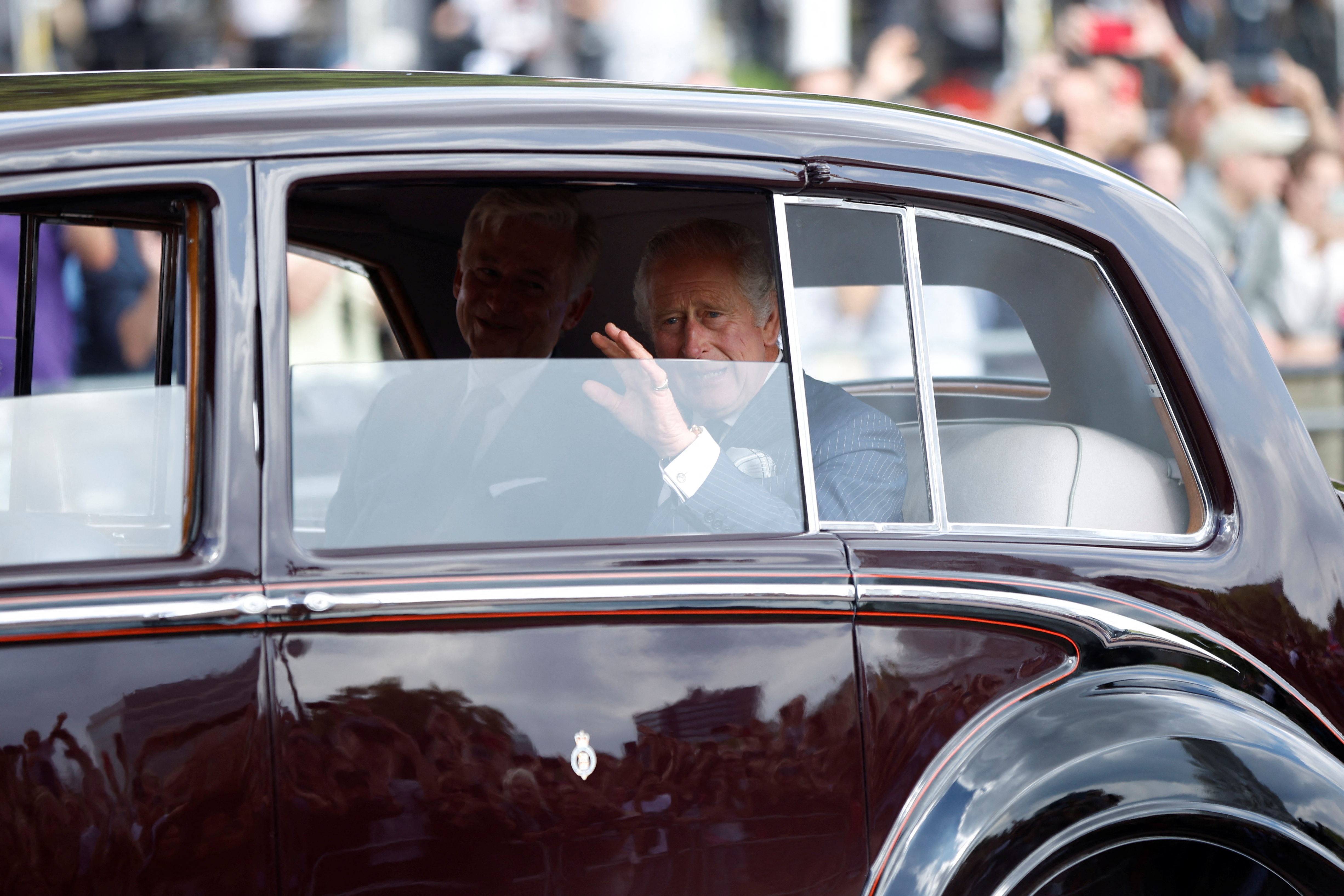 Carlos III saludó por la ventana al entrar al palacio (Reuters)