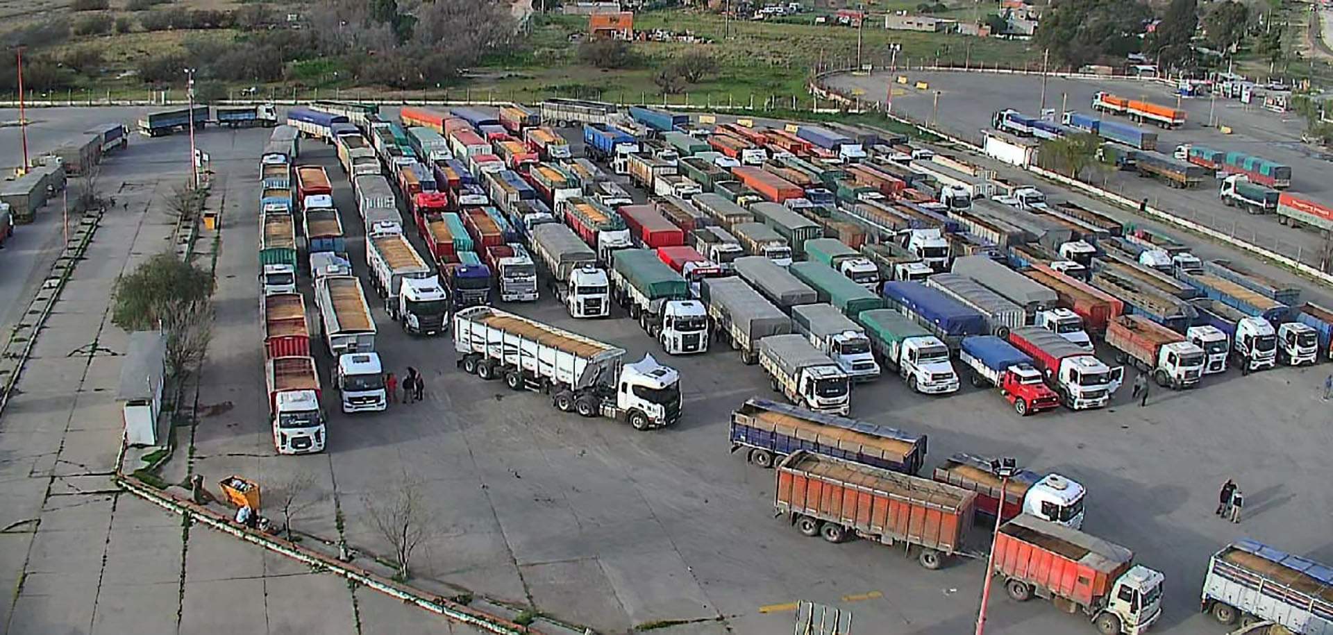 Preocupaci&oacute;n en el puerto de Bah&iacute;a Blanca: hay m&aacute;s de 400 camiones varados por un conflicto gremial