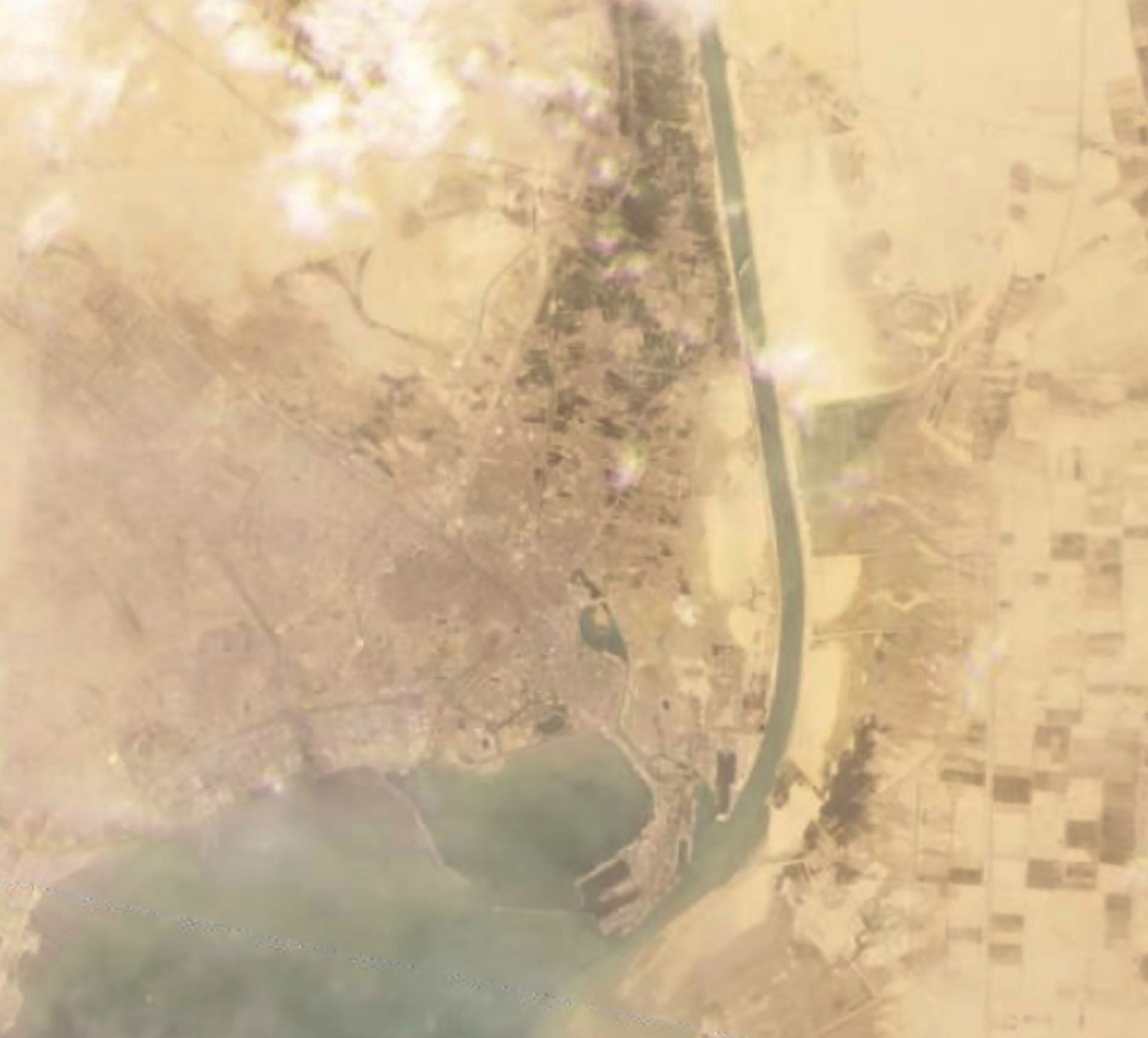 Un buque portacontenedores de carga que se encuentra entre los más grandes del mundo se ha volteado y bloqueado todo el tráfico en el Canal de Suez de Egipto (Planet Labs Inc. via AP)