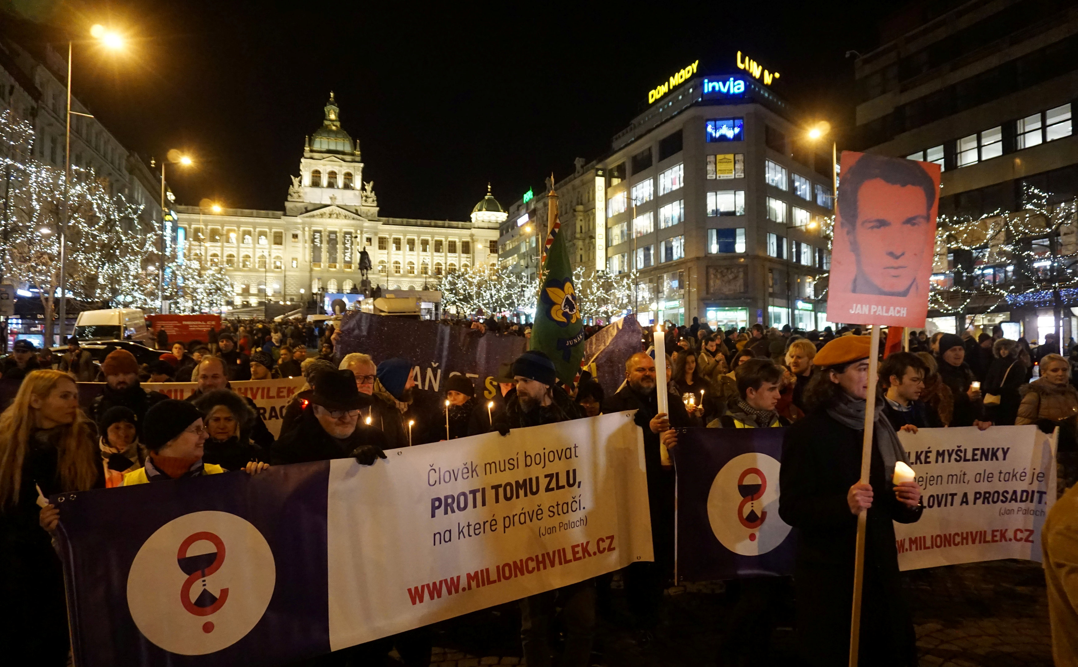 La gente marchó a la Plaza Wenceslao de Praga, donde Jan Palach de inmoló a lo bonzo, para recordarlo en el aniversario de su muerte en 2019 (REUTERS)