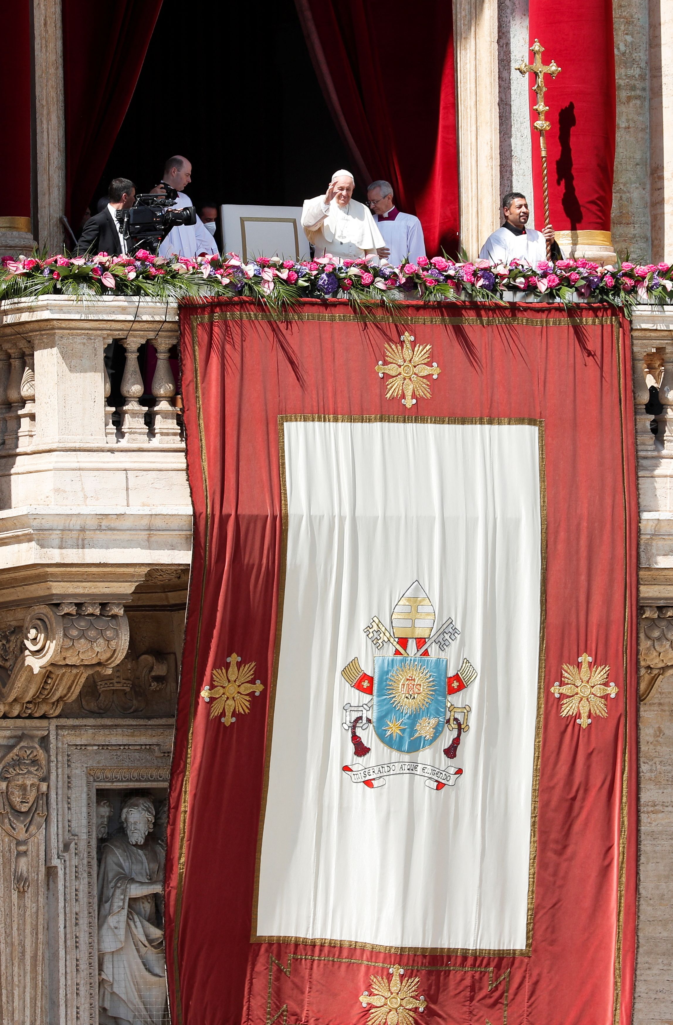 El Papa Francisco desde el balcón que da a la Plaza de San Pedro, el domingo de Pascua
