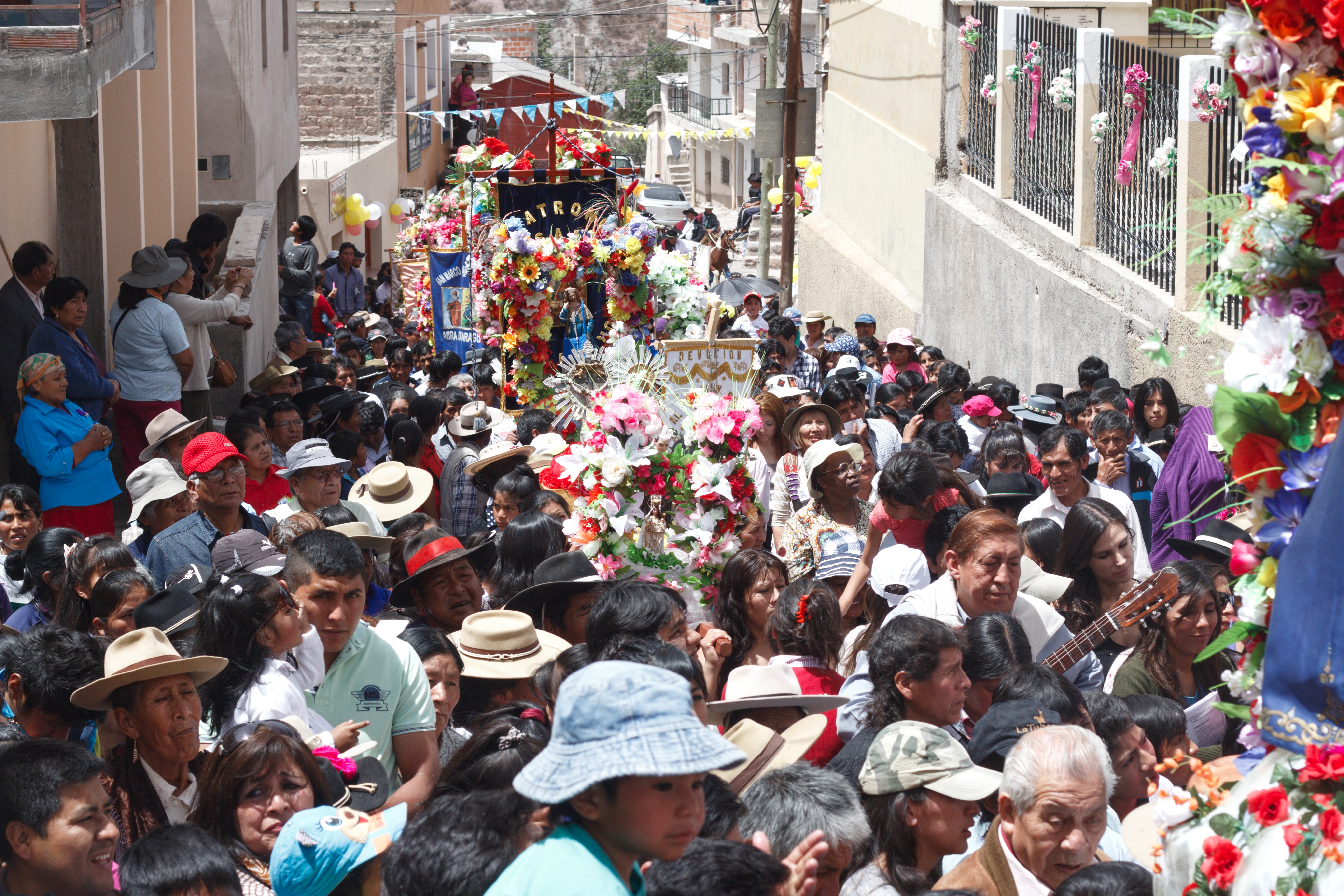 En medio de la Fiesta Patronal por la Virgen del Rosario, patrona de Iruya junto con San Roque (Foto: Leo Armella)