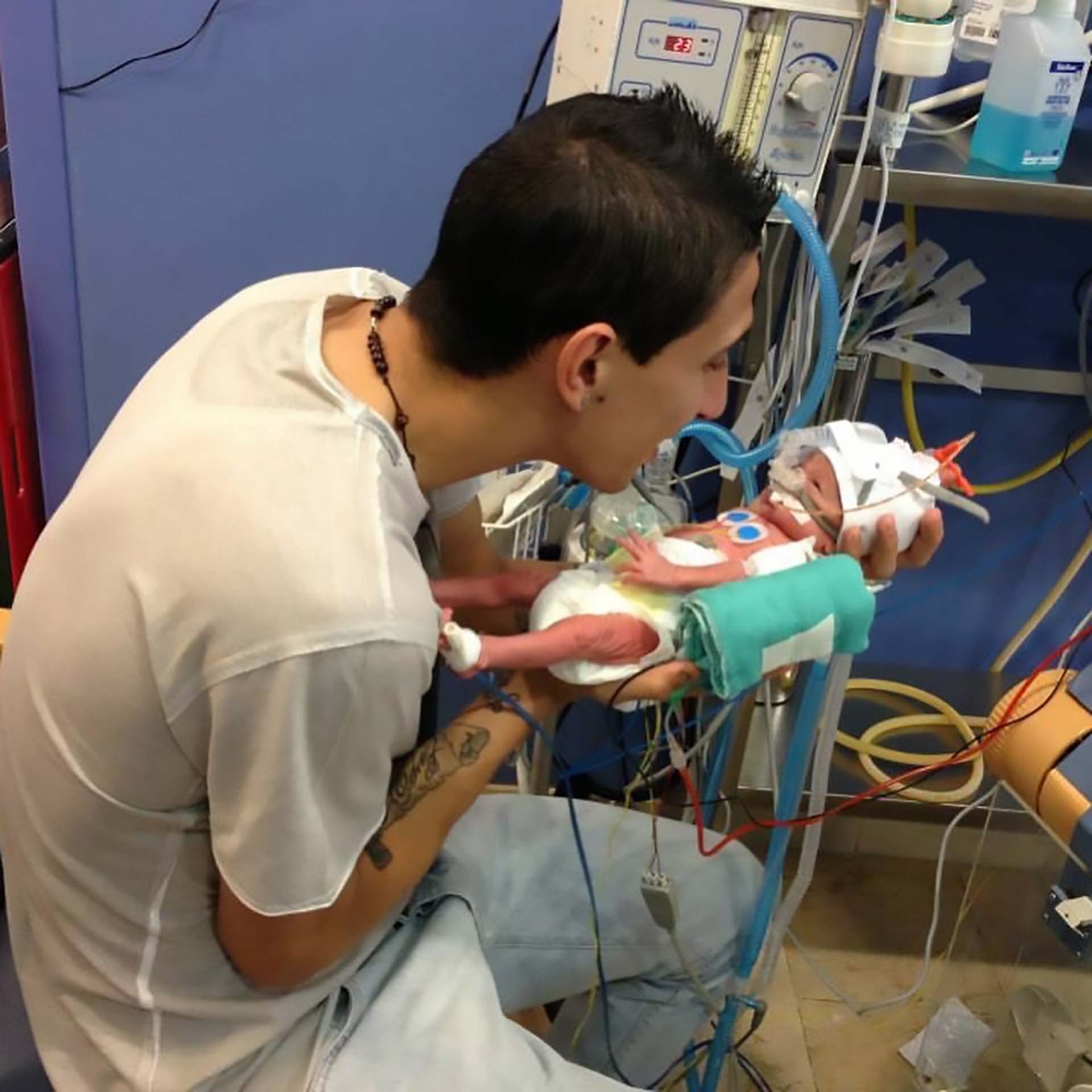 Fideo cuida a su hija Mía, internada en neonatología en un estado muy delicado. (Instagram Jorgelina Cardoso)