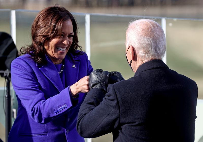 La vicepresidenta Kamala Harris choca su puño con el presidente Joe Biden durante la ceremonia de juramentación en Washington, EEUU (REUTERS/Jonathan Ernst/Pool)