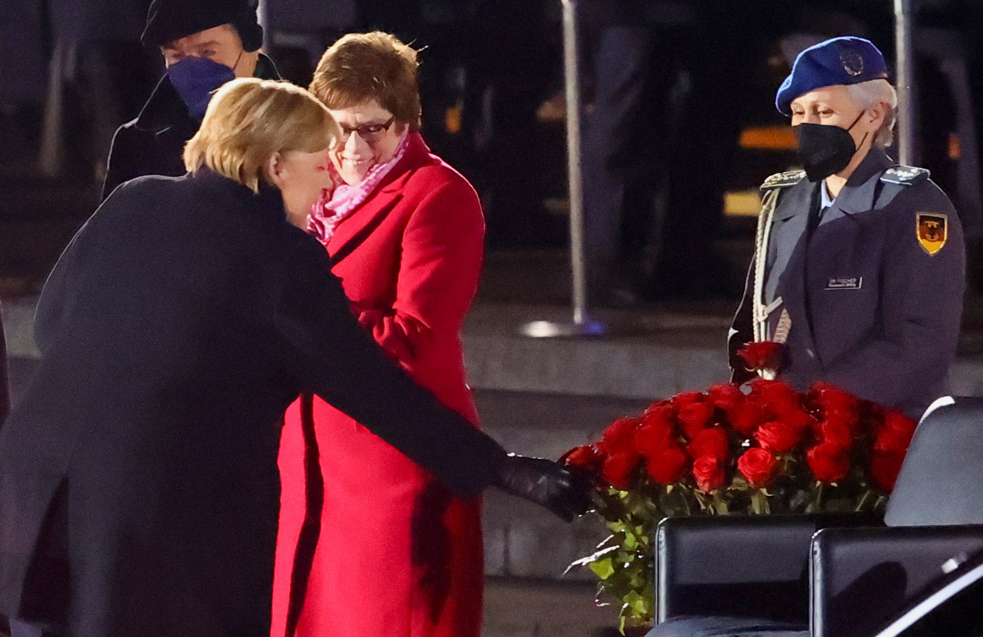 Las rosas rojas fueron otro de los tópicos de la ceremonia en Berlín (REUTERS/Fabrizio Bensch)