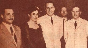 Una de las primeras fotografías de Evita con Perón, en 1944, publicada por historiadelperonismo.com