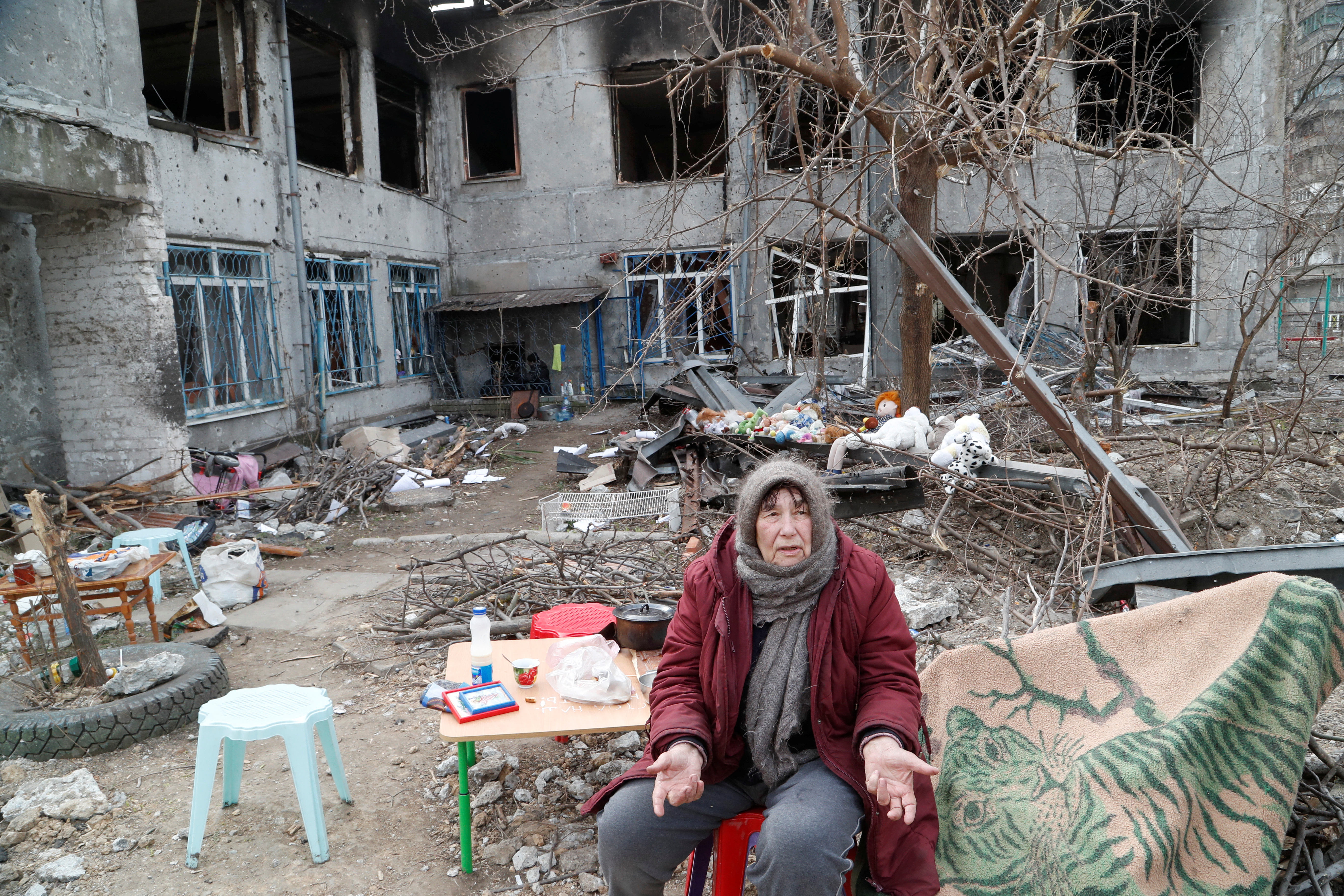 Una residente de Mariupol en medio de la devastación (REUTERS/Alexander Ermochenko)