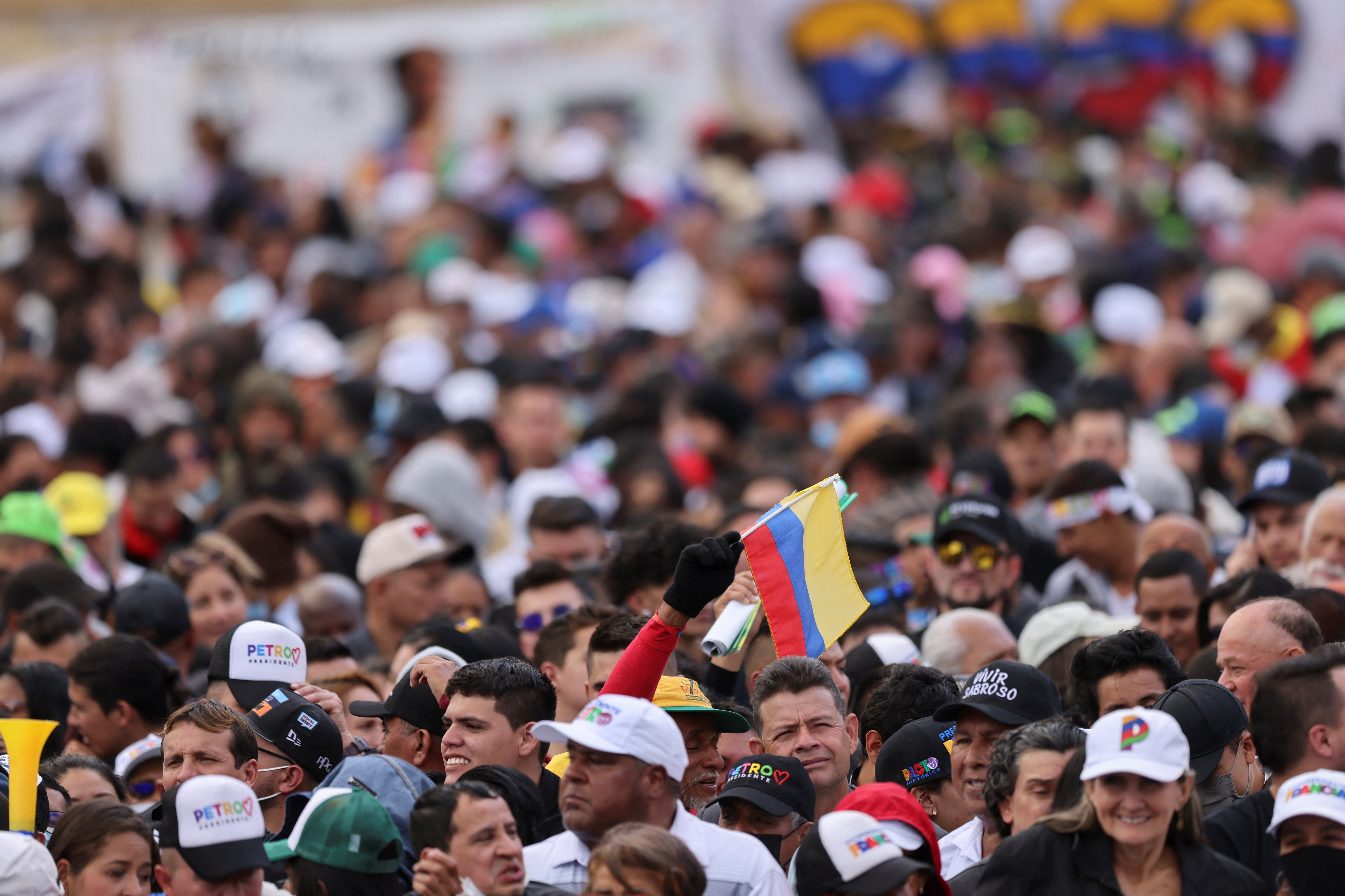 Miles d epersonas participan de la ceremonia de juramentación del presidente electo de Colombia, Gustavo Petro, en la Plaza Bolívar, en Bogotá, Colombia, el 7 de agosto de 2022. REUTERS/Luisa González