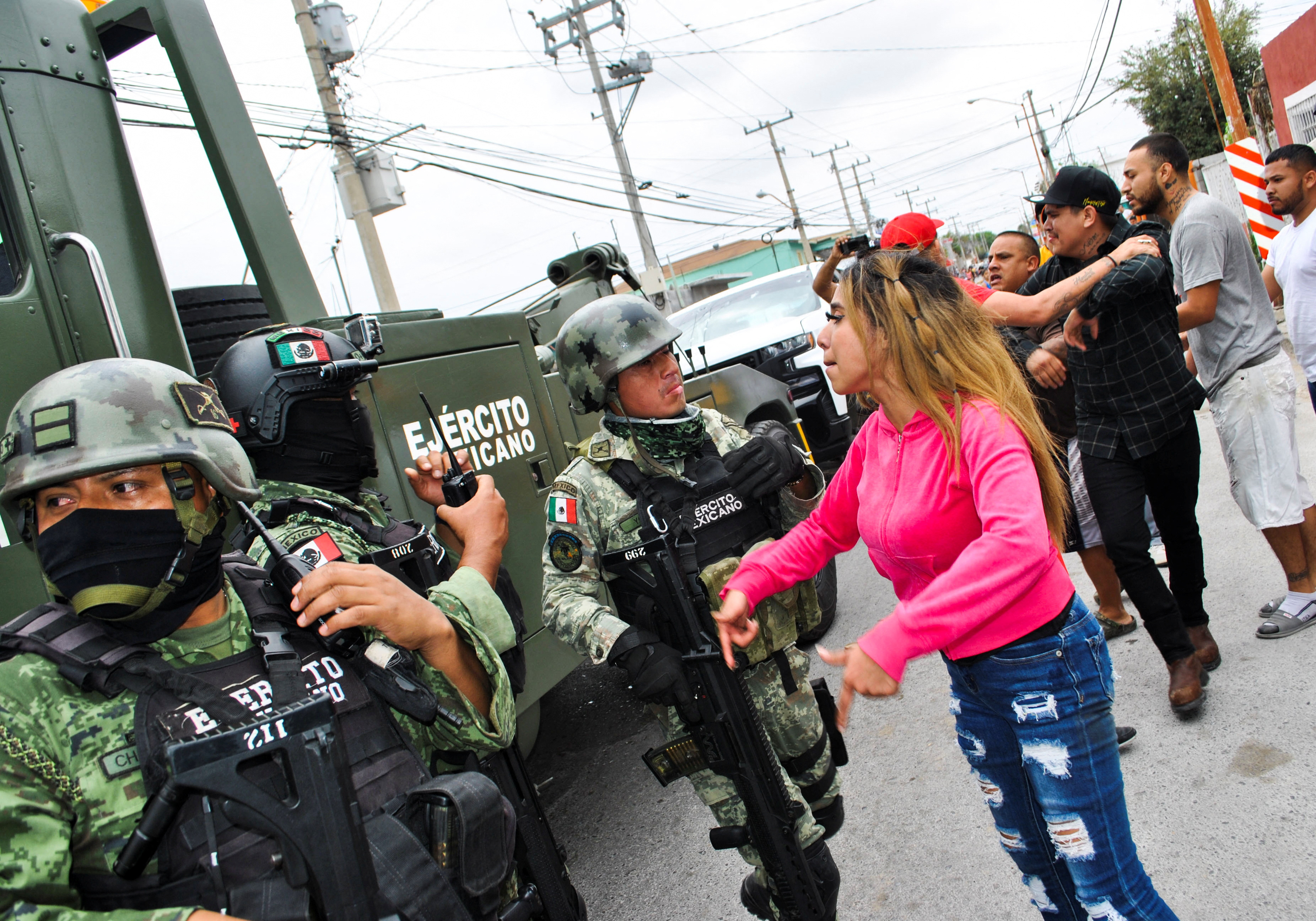 Tras los asesinatos, habitantes de la localidad y familiares de las víctimas se congregaron para enfrentarse con los militares mexicanos, pues acusaban que los habían privado de su vida de manera arbitraria (Foto: REUTERS/Jasiel Rubio)