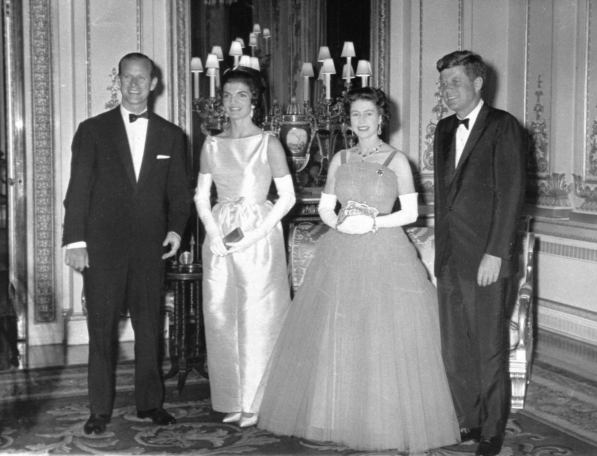 La reina y su marido conocieron a los principales personajes del mundo. En esta ocasión, una fotografía tomada el 5 de junio de 1961 con el presidente de los Estados Unidos, John F. Kennedy, después de una cena de Estado con su esposa, Jackie Kennedy,  que se llevó a cabo en Buckingham 