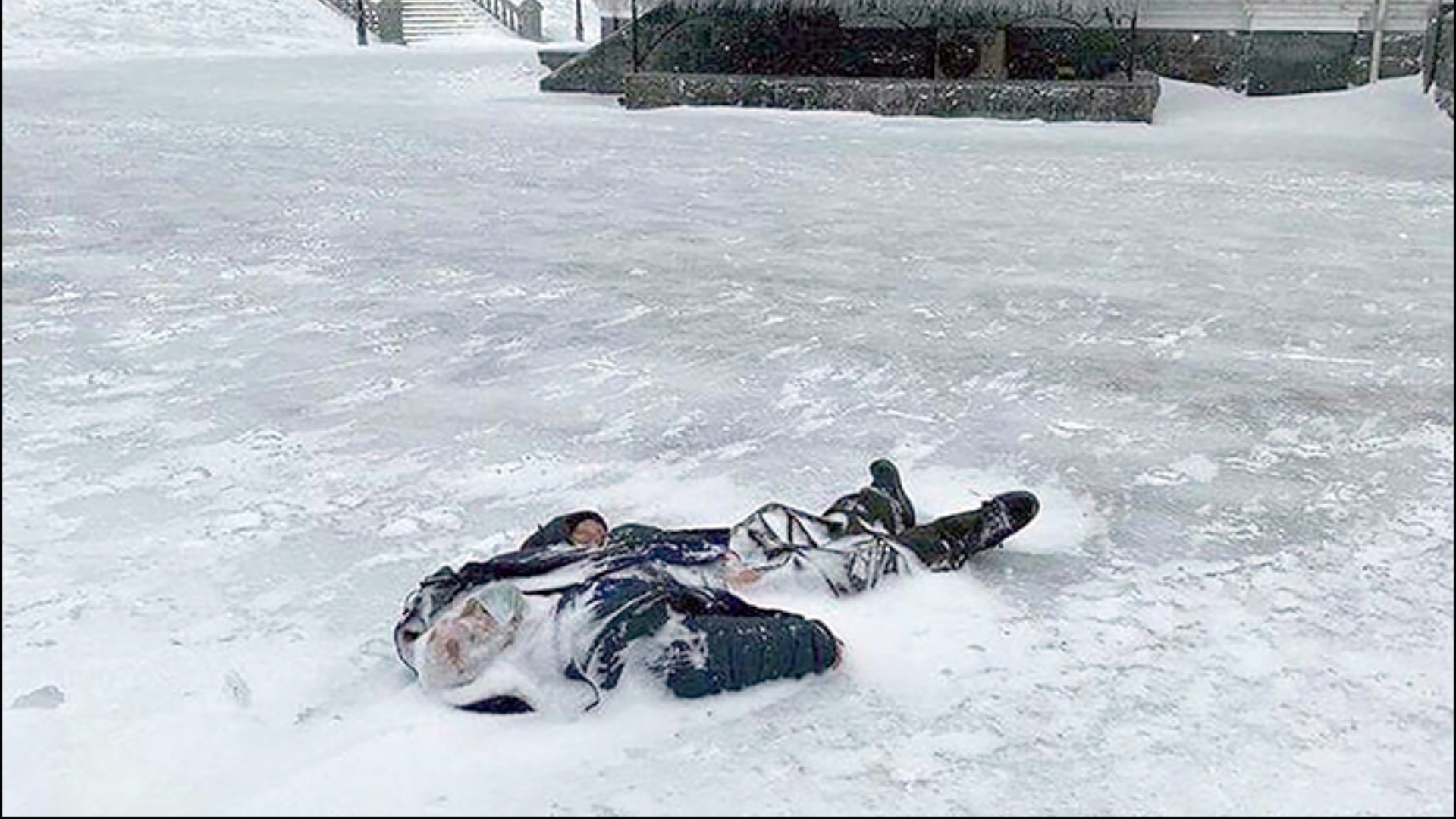Un hombre congelado fue hallado tras la tormenta gélida en Vladivostok, Rusia. (Foto: Yuri Ufimtsev/The Siberian Times)
