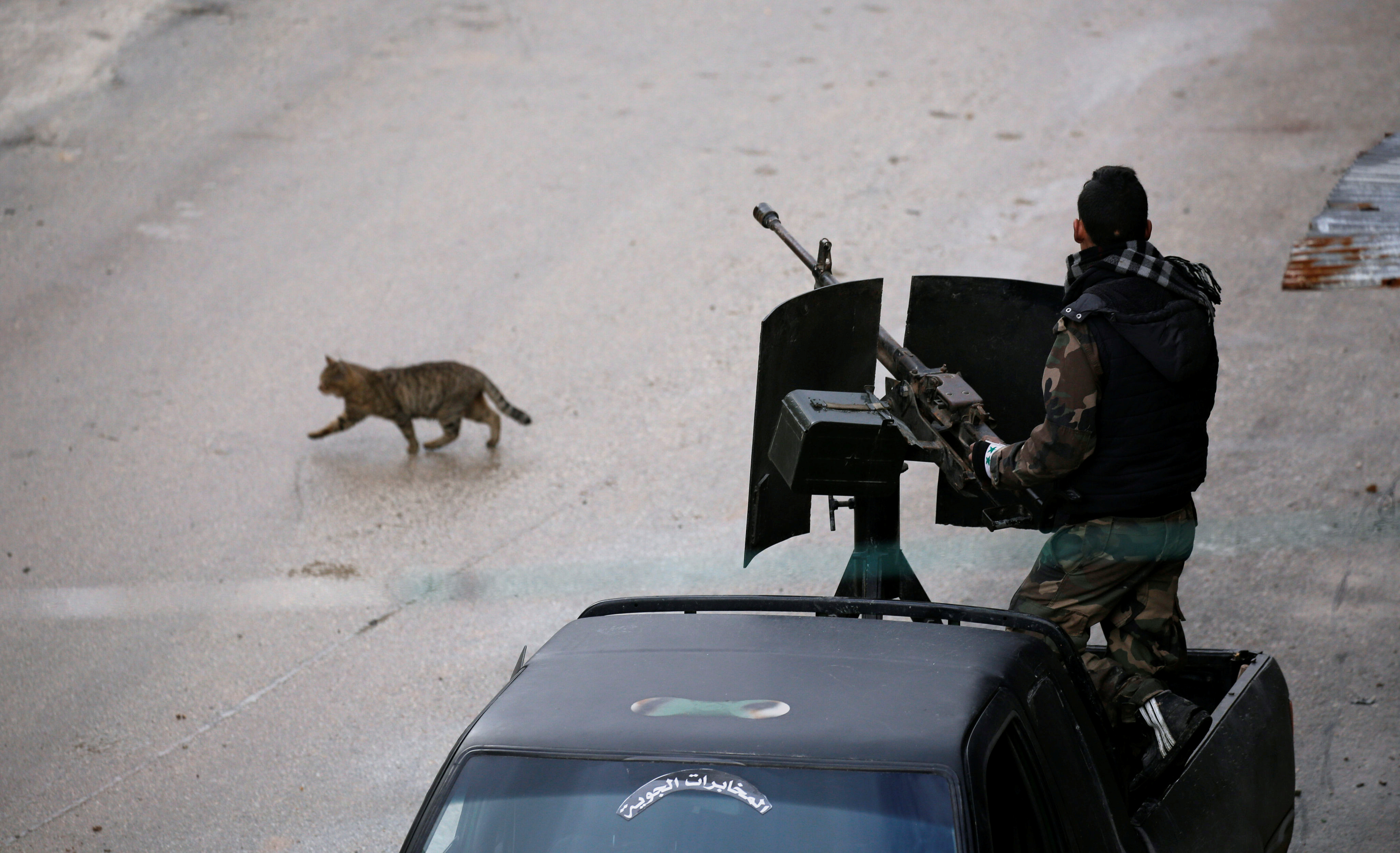 Un miliciano sirio patrulla Maarat al-Numan, una ciudad de su país (REUTERS/Omar Sanadiki)