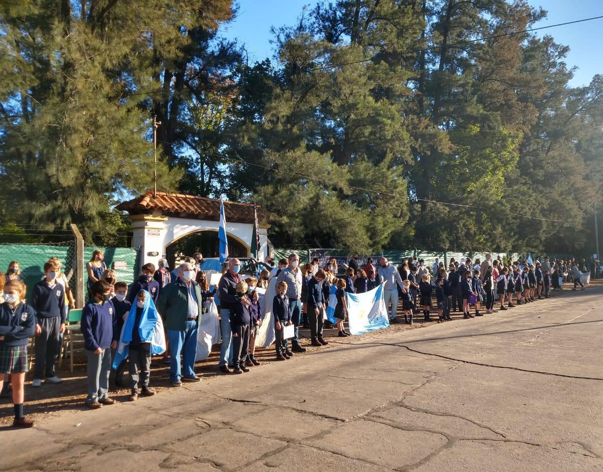 Alumnos, padres y directivos participaron una abrazo y banderazo frente al Colegio Sagrada Familia, en San Miguel