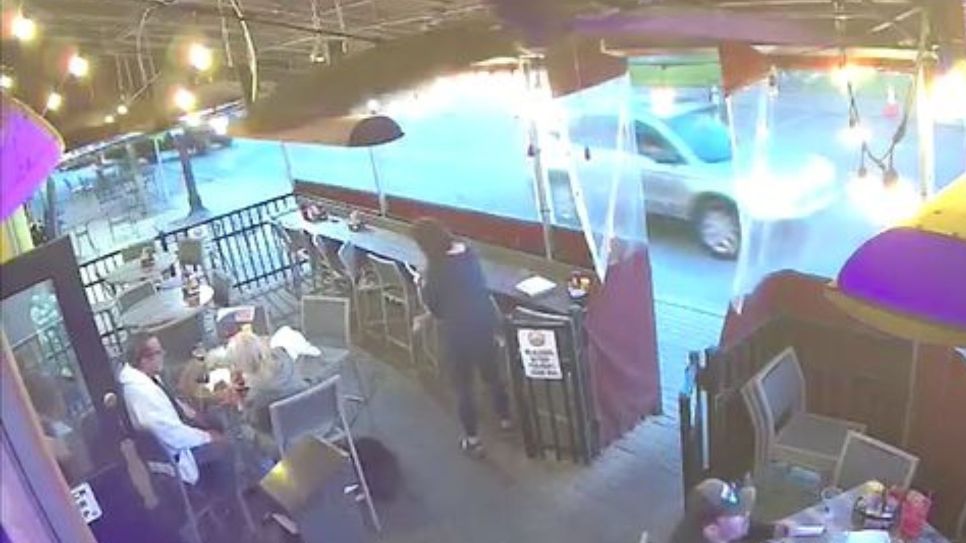 CCTV grabó cómo un automóvil chocó contra un restaurante en Ohio 