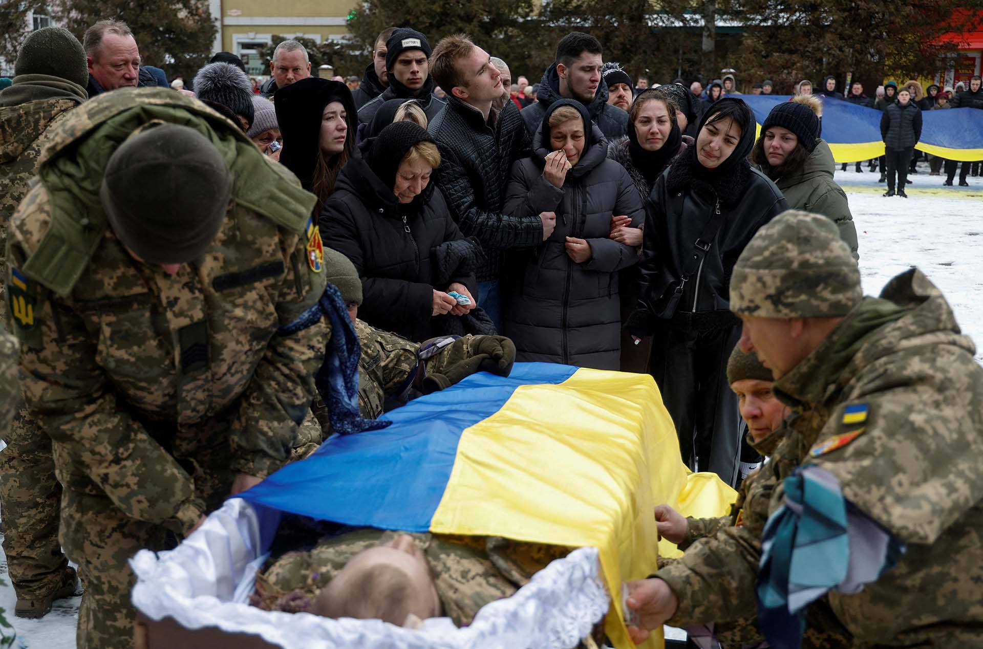 Familiares y amigos despiden al soldado ucraniano Volodymyr Androshchuk, muerto en combate cerca de Bakhmut