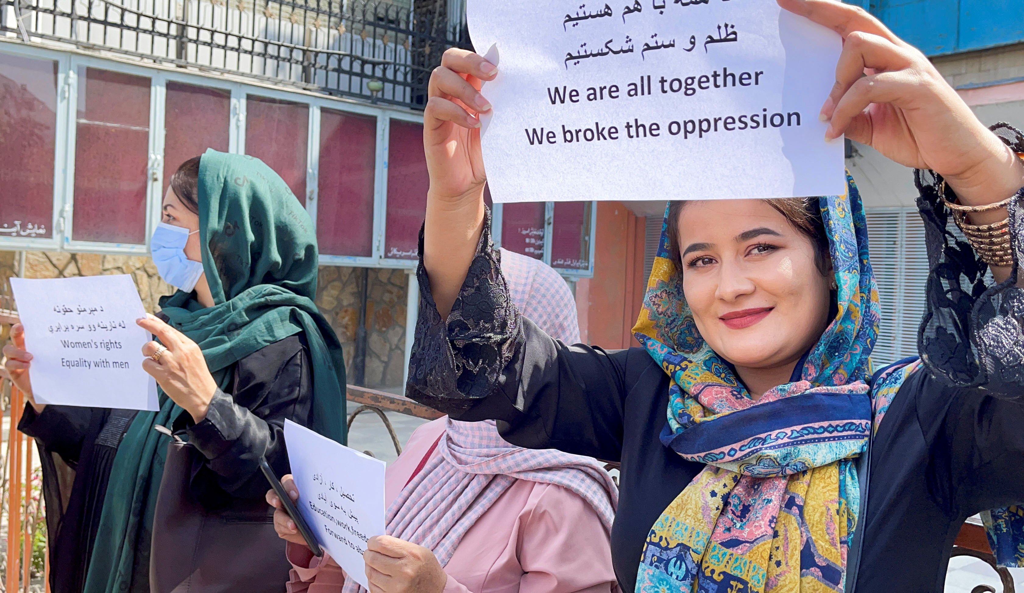 Con distintas consignas mujeres afganas protestaron por segunda vez en la semana (Foto: REUTERS)
