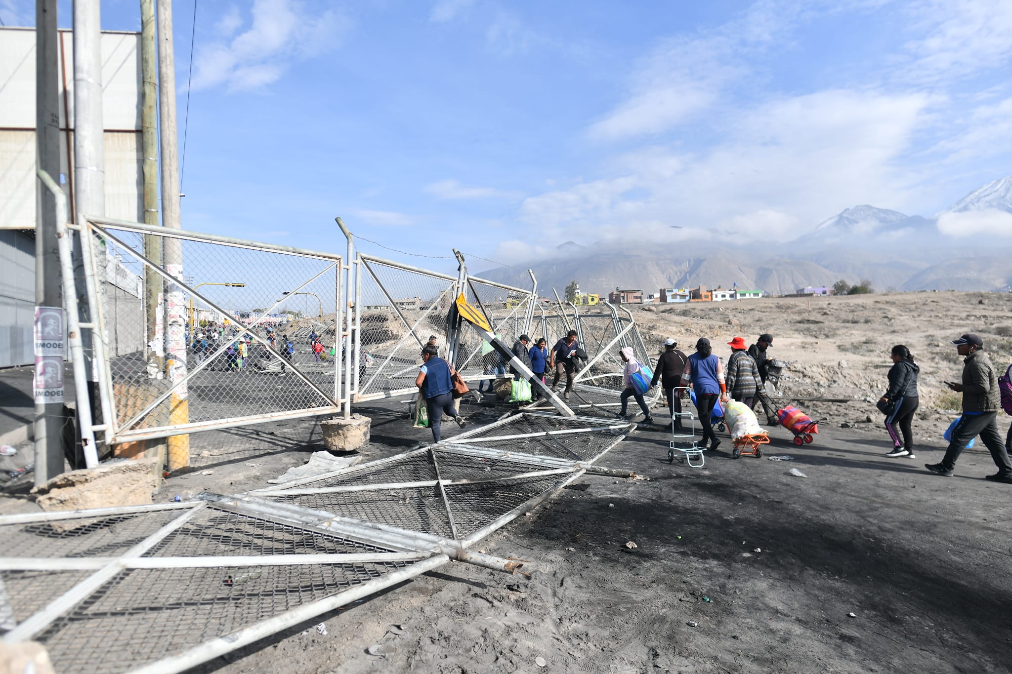 Manifestantes destrozaron las mallas de protección del aeropuerto de Arequipa (Diego Ramos| HBA Noticias)