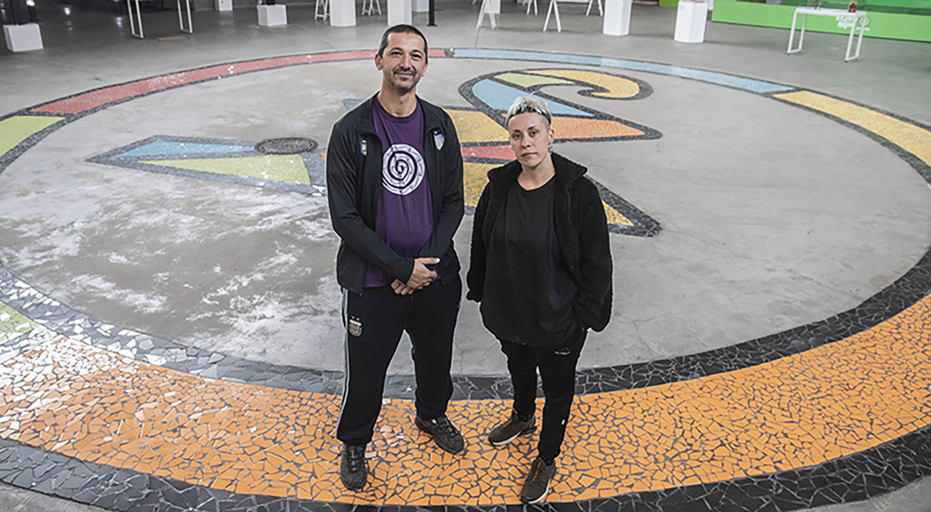 Este grupo de artistas de diversas estéticas y procedencias realizó un material diverso cargado de contenido político e histórico, a partir de libros expurgados por la Comisión Nacional de Bibliotecas Populares (Foto: Télam S. E.)