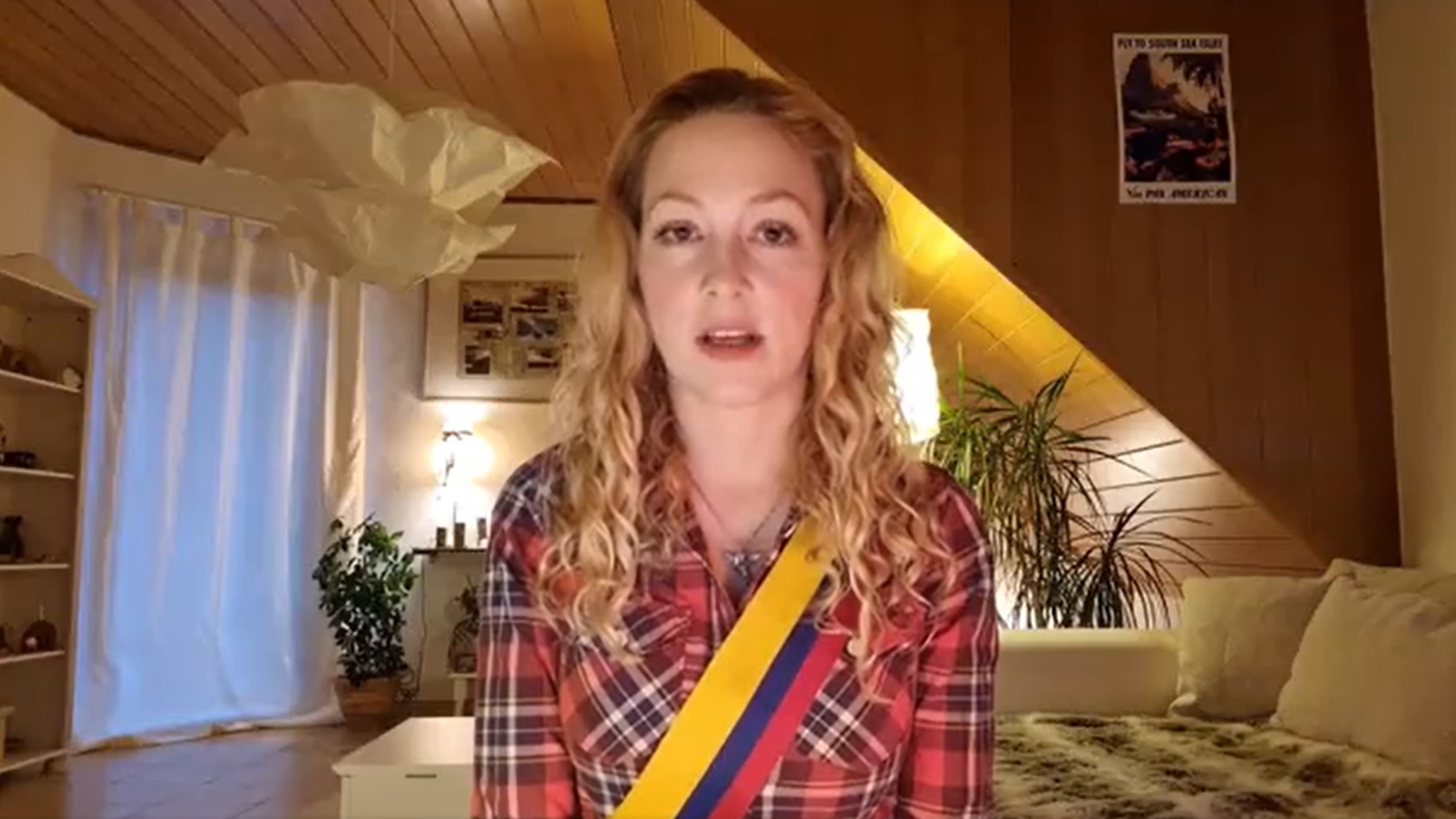 La alemana Rebecca Sprößer le pidió a exconsejero juvenil de Bogotá que deje la guerrilla: “Baja este fusil y regresa a casa, carajo”
