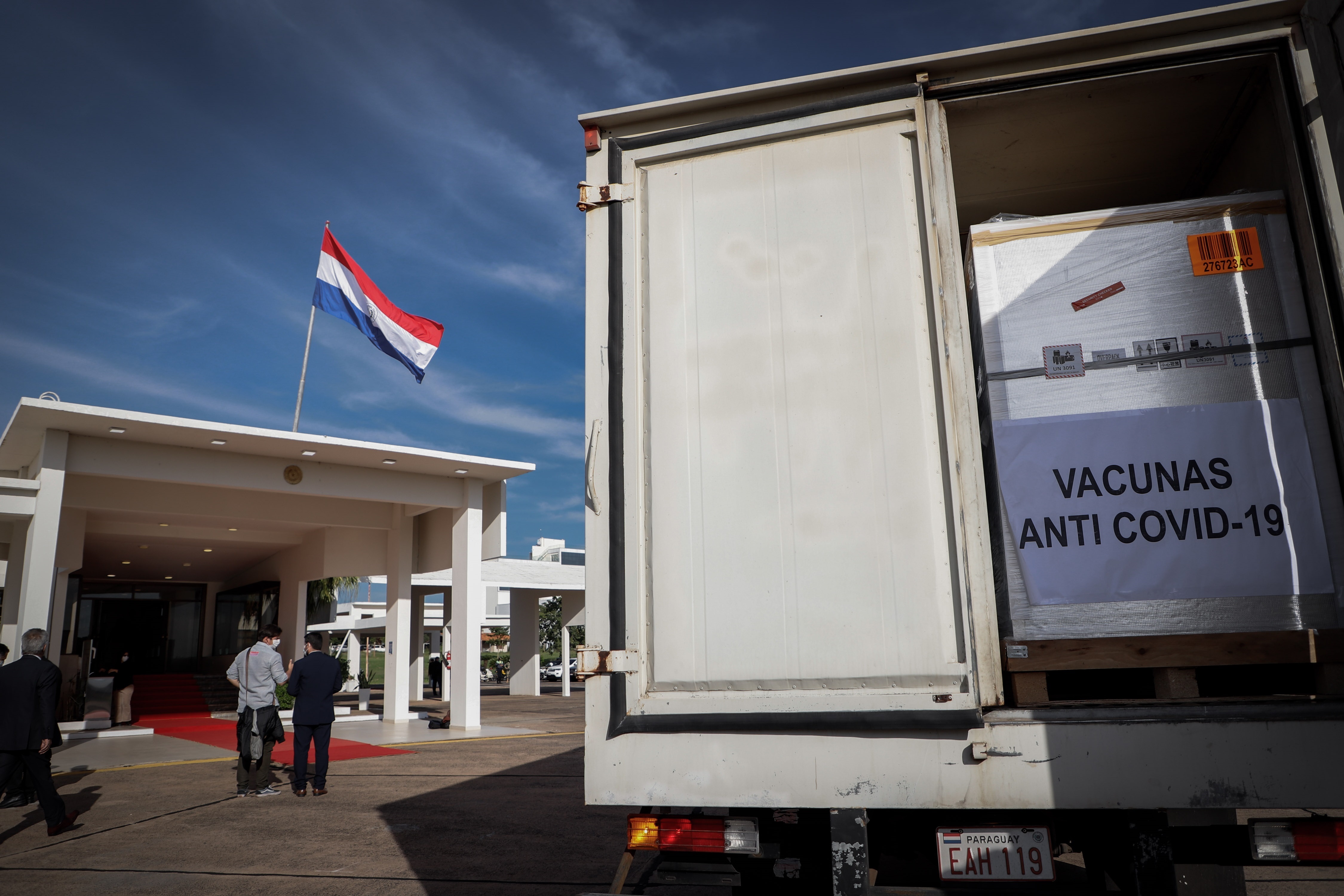 Apenas un 42,7% de la población paraguaya completó el esquema de vacunación contra el coronavirus (EFE/Nathalia Aguilar)
