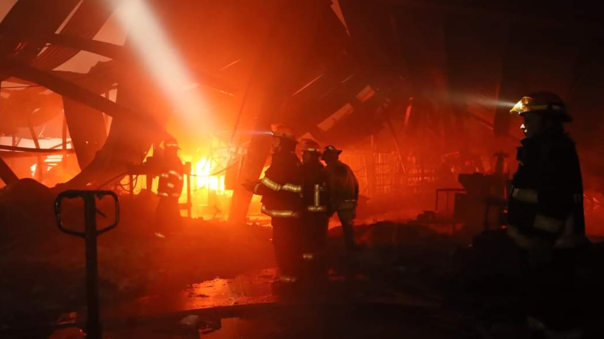Imágenes del incendio que consumió una fábrica de sandalias en Álamo Industrial, Jalisco