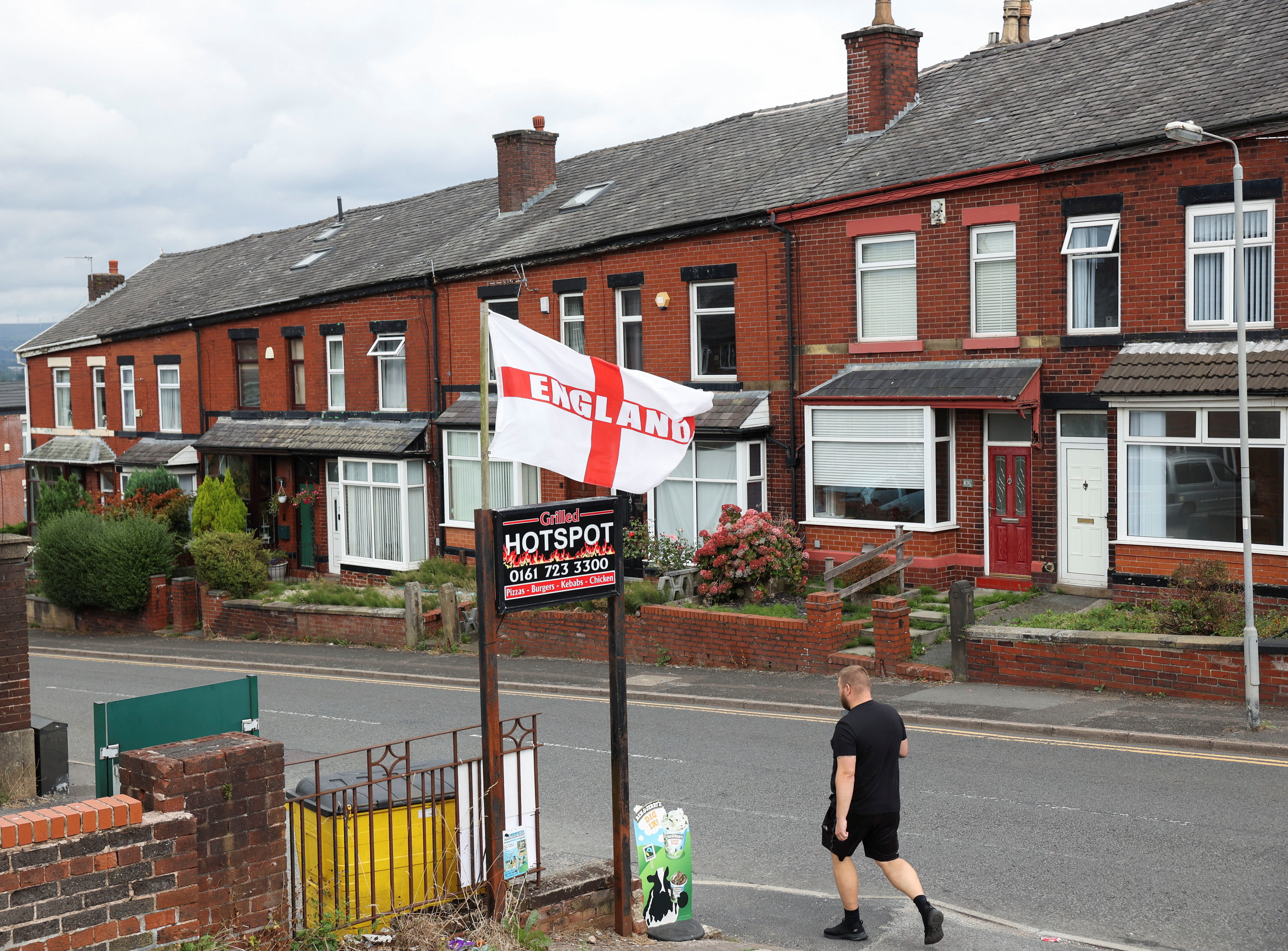 Por qué las banderas de Inglaterra generan orgullo y polémica en medio de las protestas antiinmigración