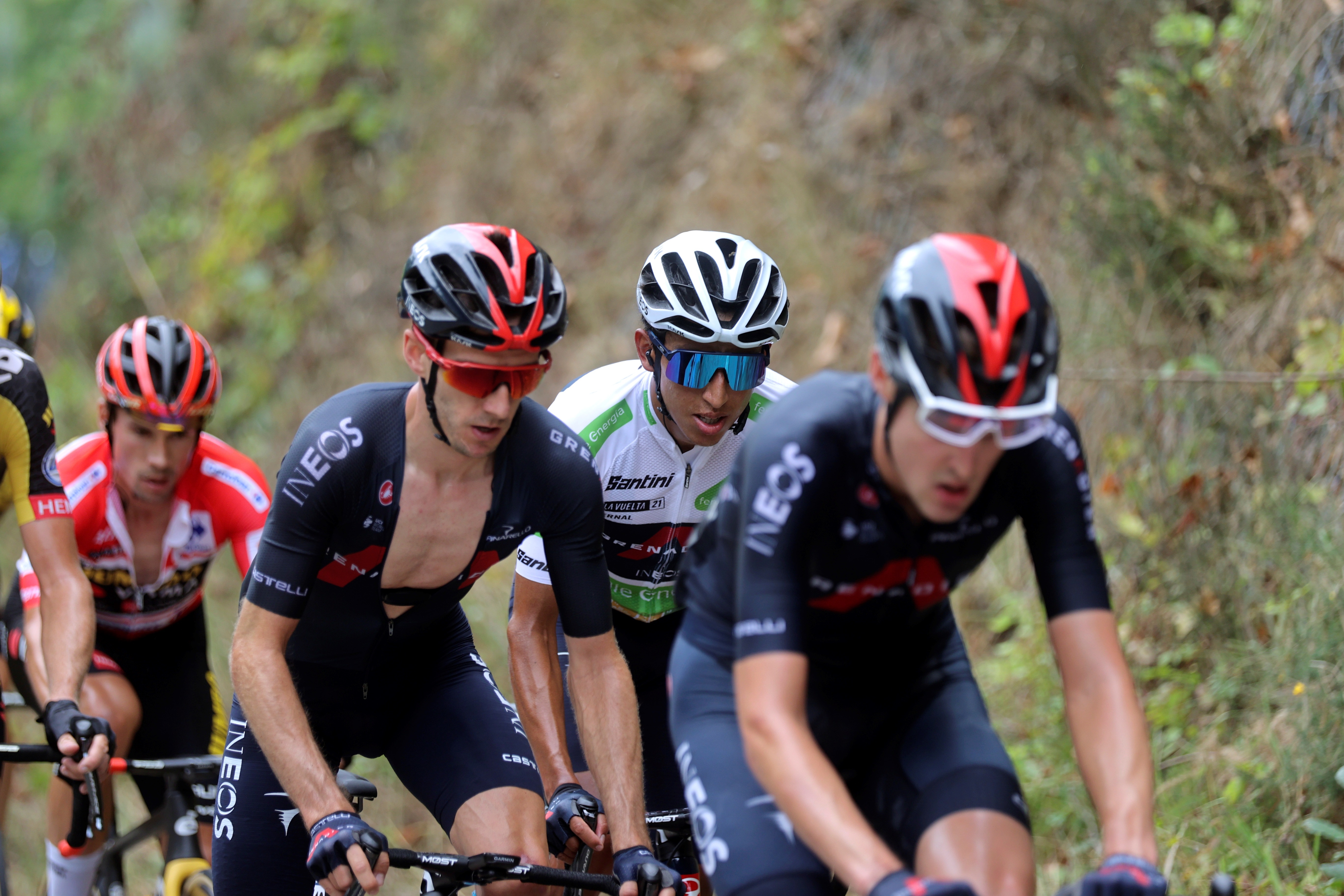 El colombiano Egan Bernal (camiseta blanca) durante la etapa 18 de La Vuelta disputada el jueves, entre Salas (Asturias) y el Alto de Gamoniteiru (Asturias), con un total de 162,6 km de recorrido. Foto: EFE/Manuel Bruque