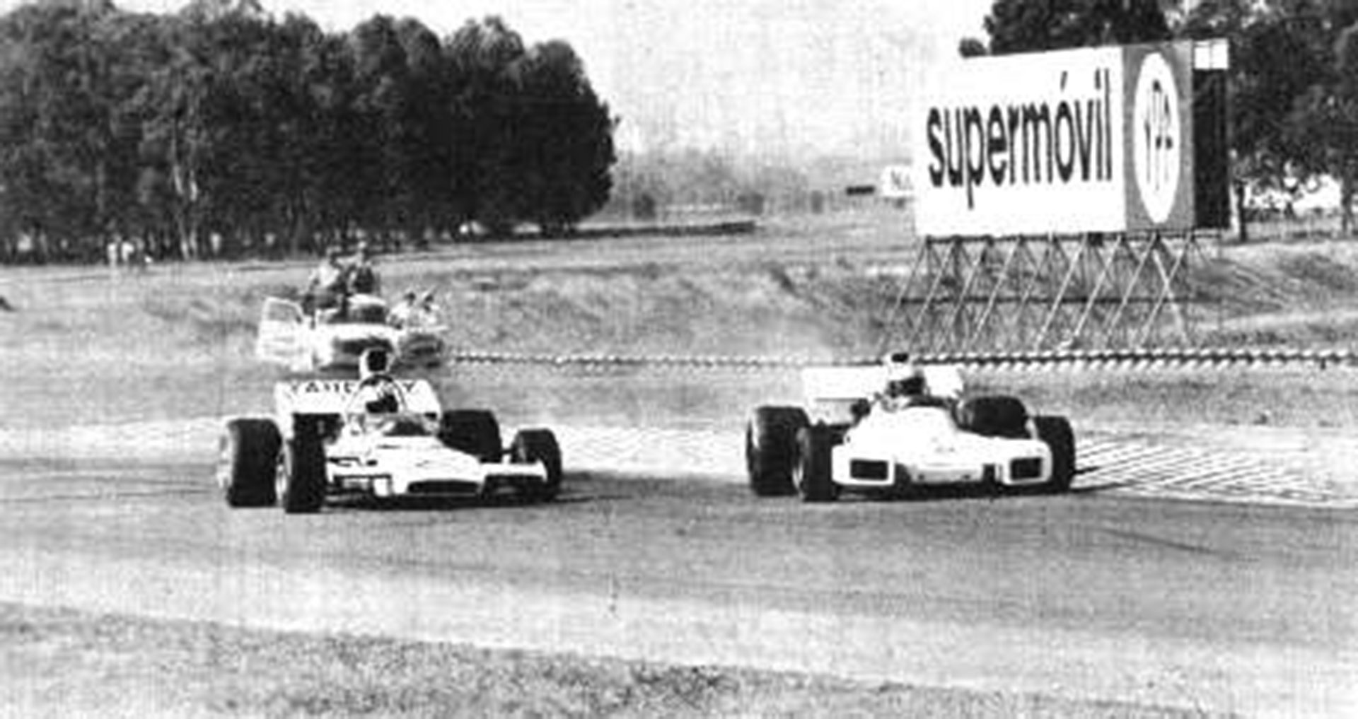 Reutemann de costado producto del desgaste de las gomas y siendo superado por Denny Hulme (Archivo CORSA)