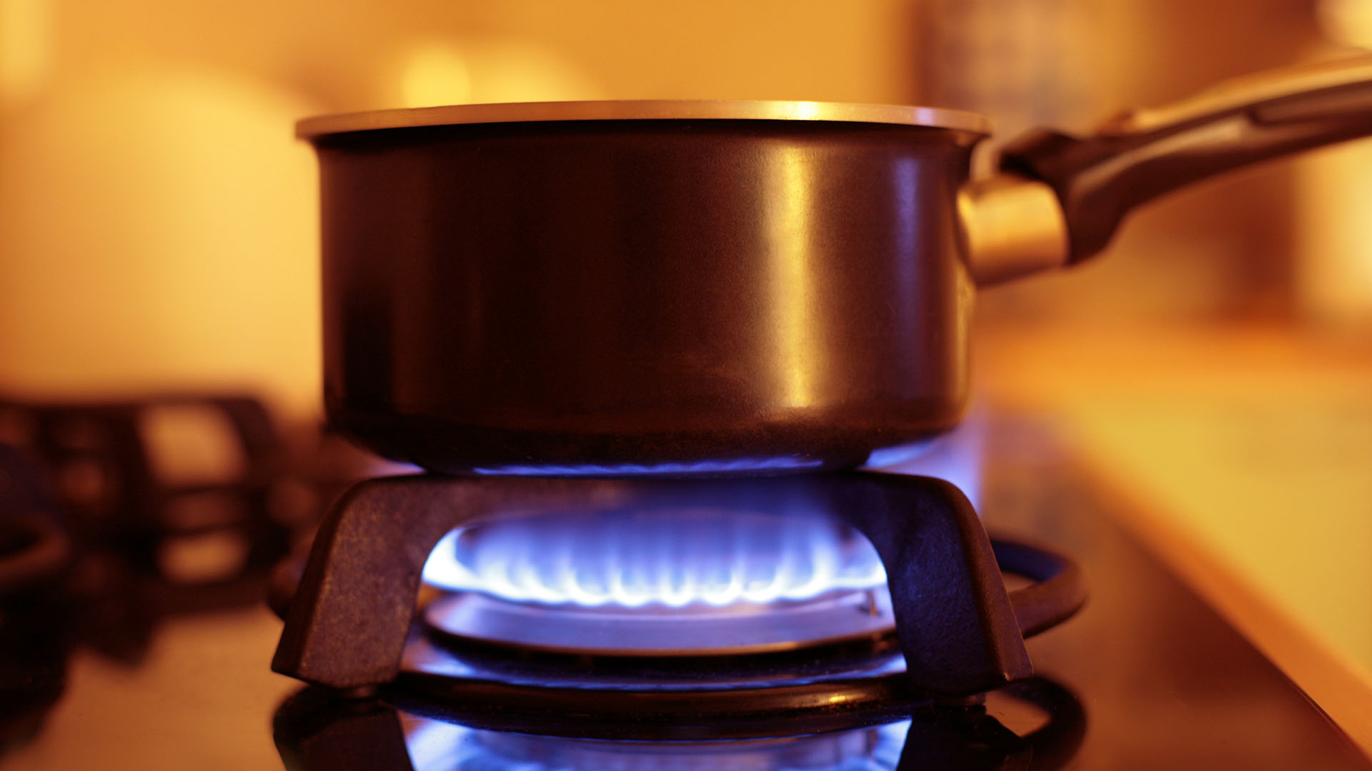 Se debe evitar el uso de hornos y hornallas de la cocina para calefaccionar el ambiente (Getty Images)